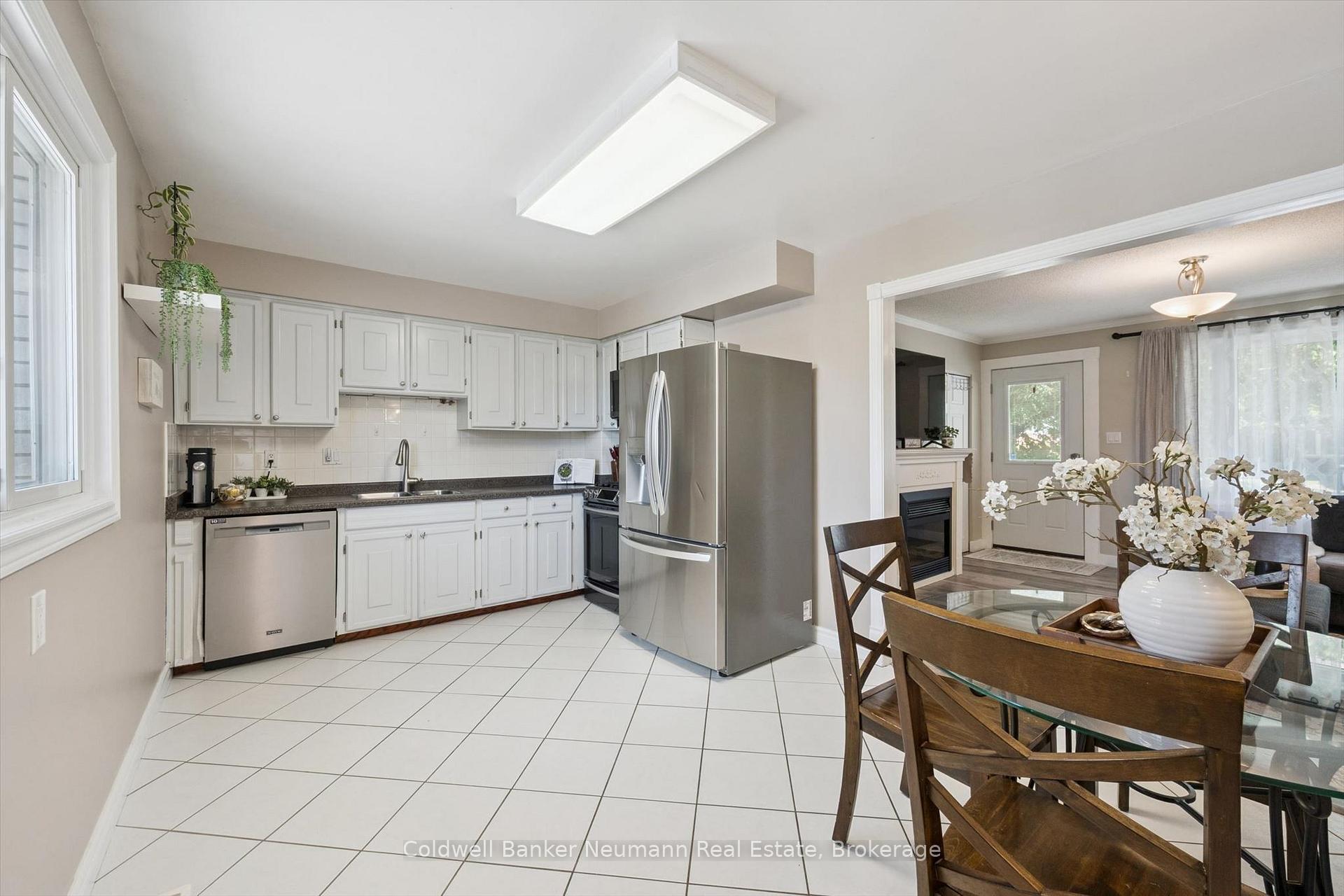 Photo 9 of 16 Argyle Drive, Guelph, Dovercliffe Park/Old University — HOMEH