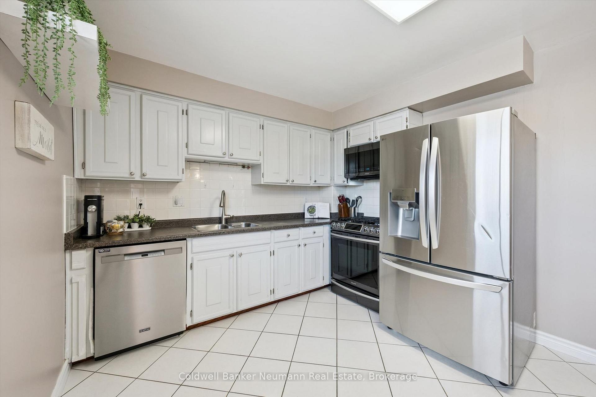 Photo 10 of 16 Argyle Drive, Guelph, Dovercliffe Park/Old University — HOMEH