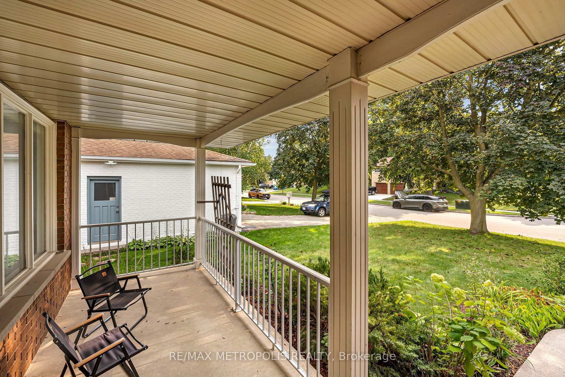 Photo 2 of 598 Black Oak Crescent, Waterloo, North Lakeshore — HOMEH