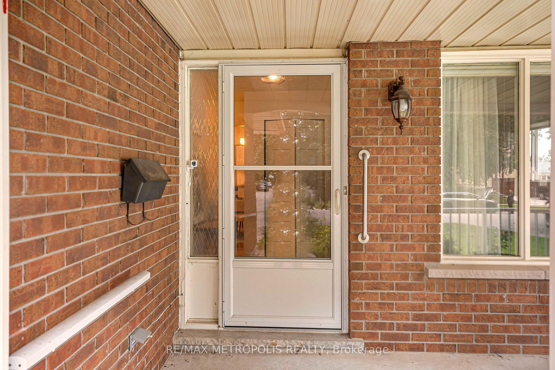 Photo 3 of 598 Black Oak Crescent, Waterloo, North Lakeshore — HOMEH