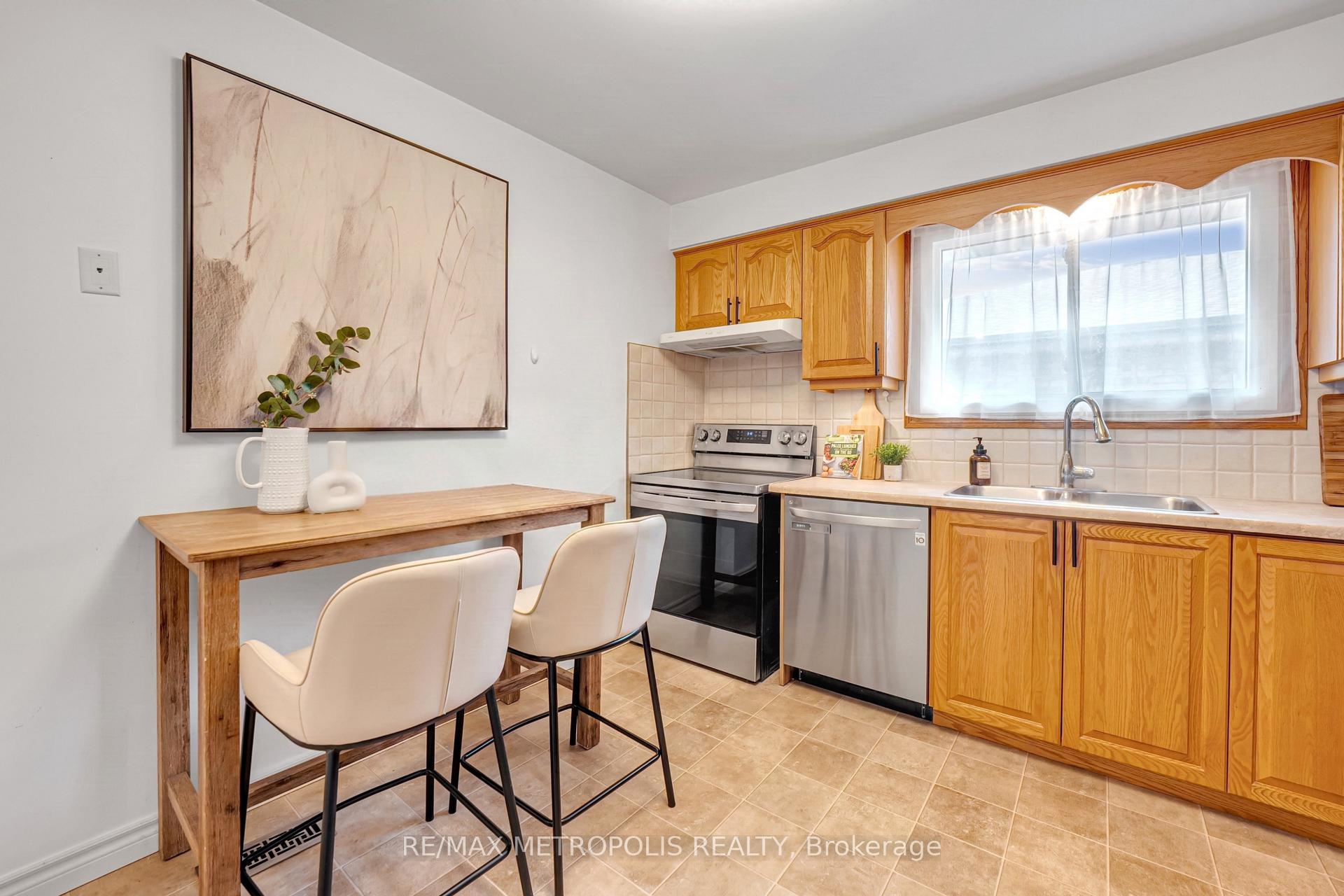 Photo 12 of 598 Black Oak Crescent, Waterloo, North Lakeshore — HOMEH