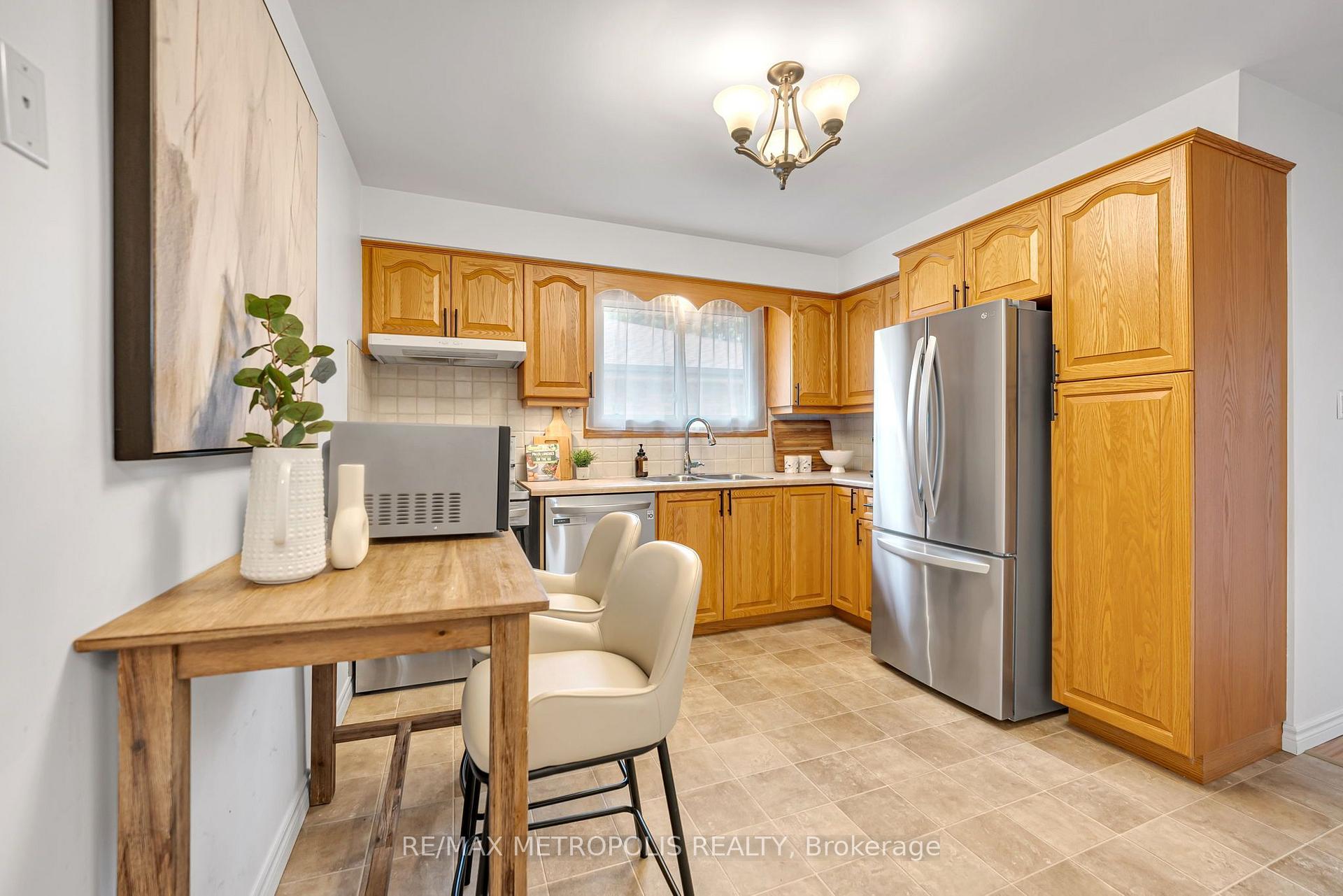 Photo 13 of 598 Black Oak Crescent, Waterloo, North Lakeshore — HOMEH