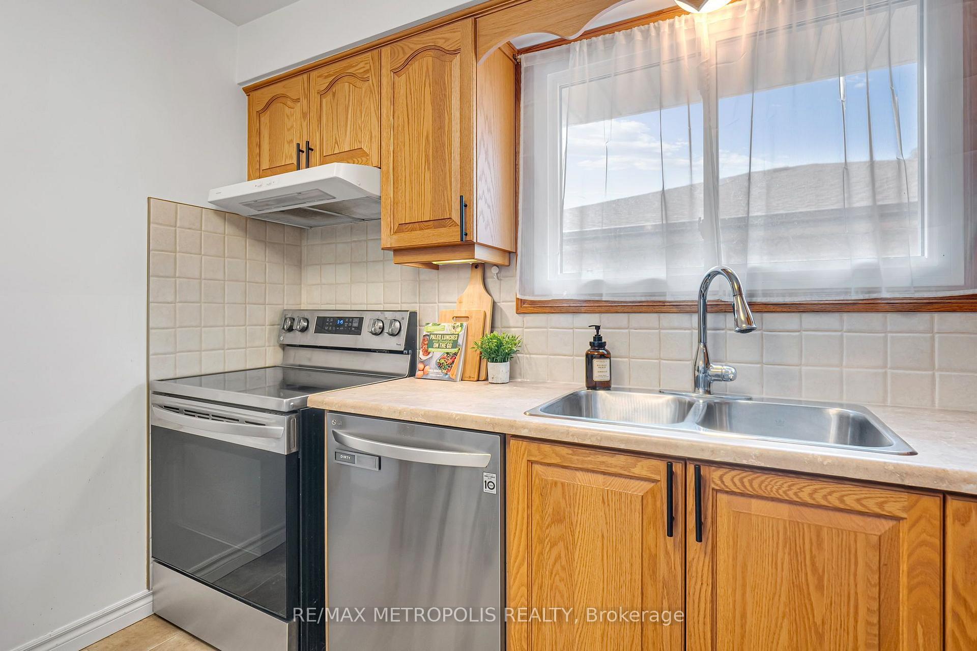 Photo 14 of 598 Black Oak Crescent, Waterloo, North Lakeshore — HOMEH