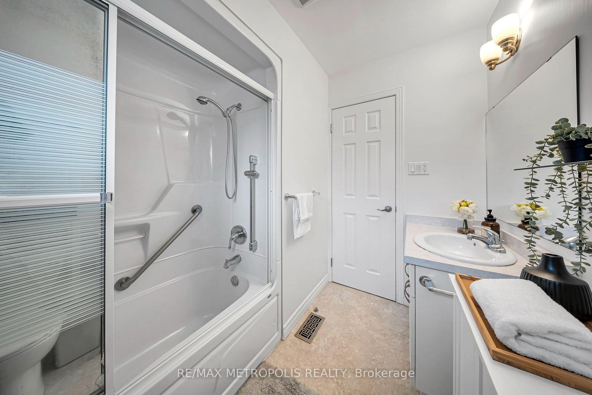 Photo 18 of 598 Black Oak Crescent, Waterloo, North Lakeshore — HOMEH