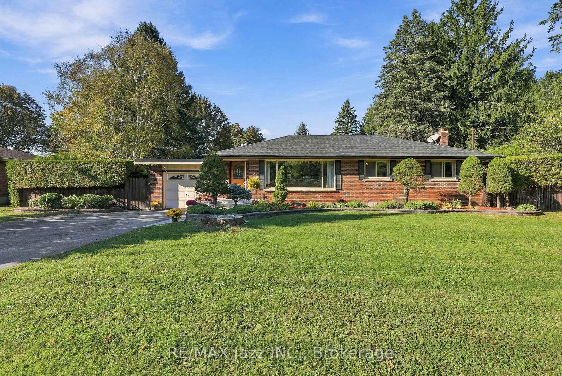 Photo of 346 Conlin Road E