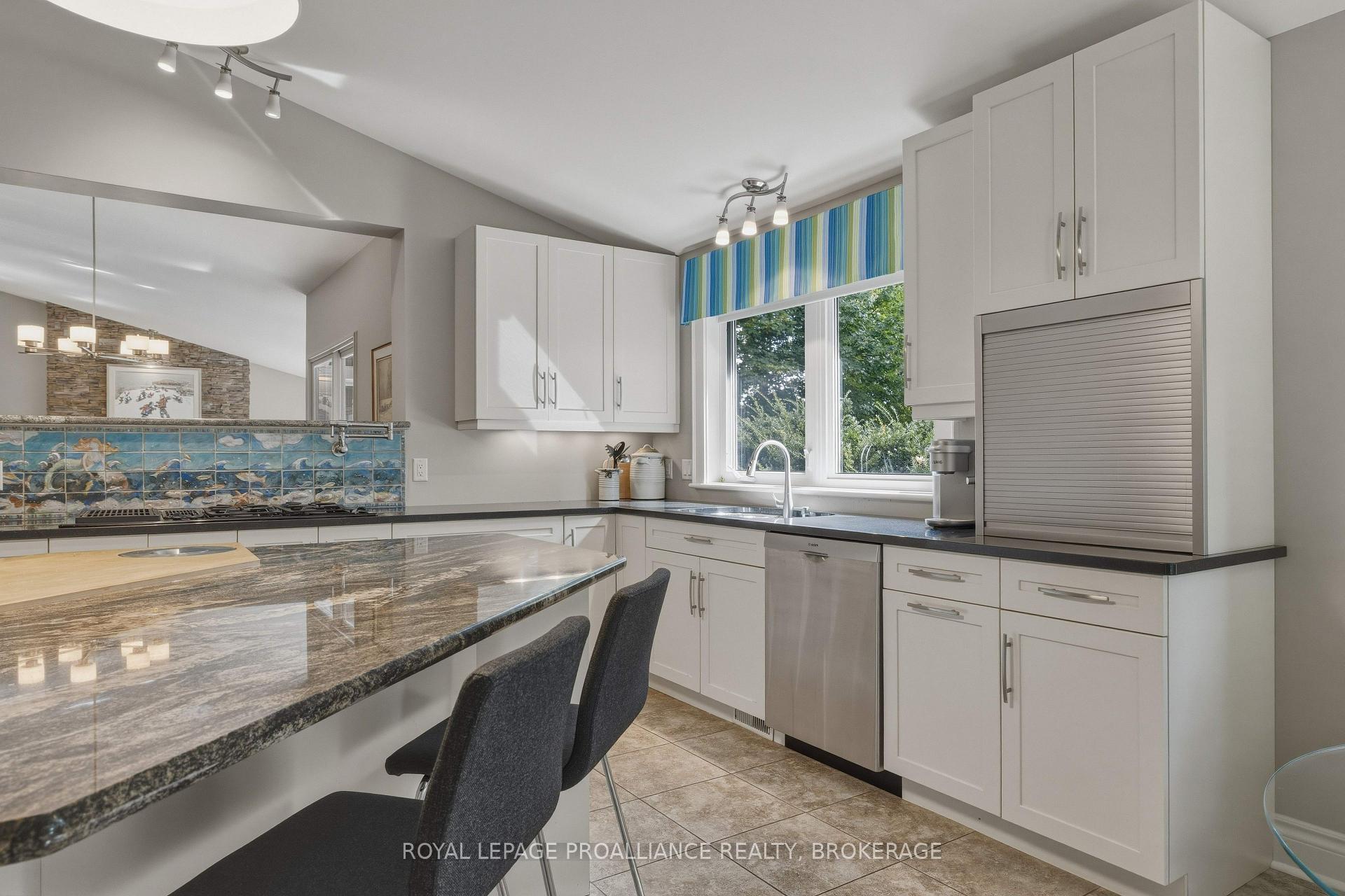 Photo 10 of 27 Riverside Drive, Kingston, Kingston East (Incl CFB Kingston) — HOMEH