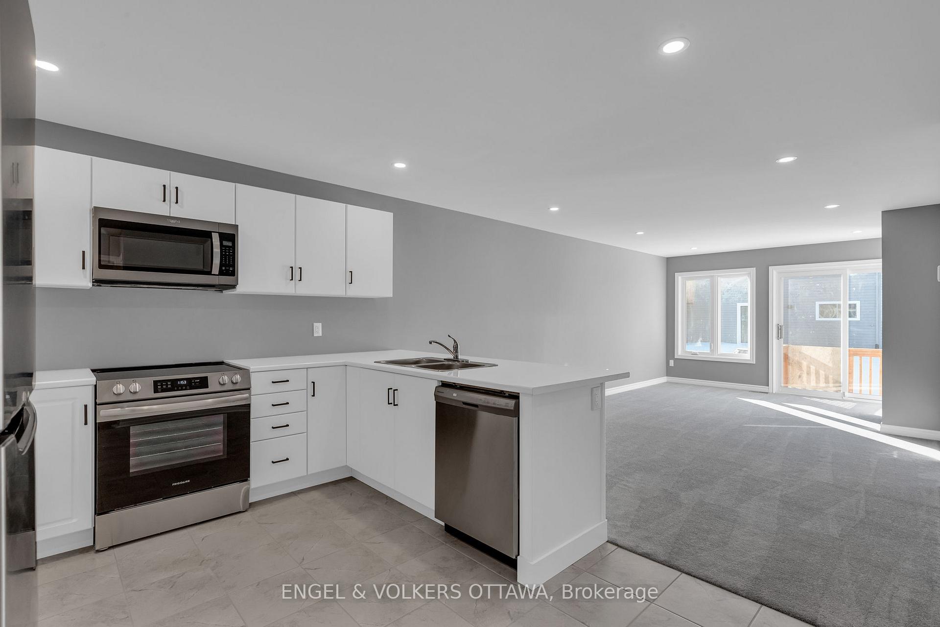 Photo 3 of 102 Seabert Drive, Arnprior, Arnprior — HOMEH