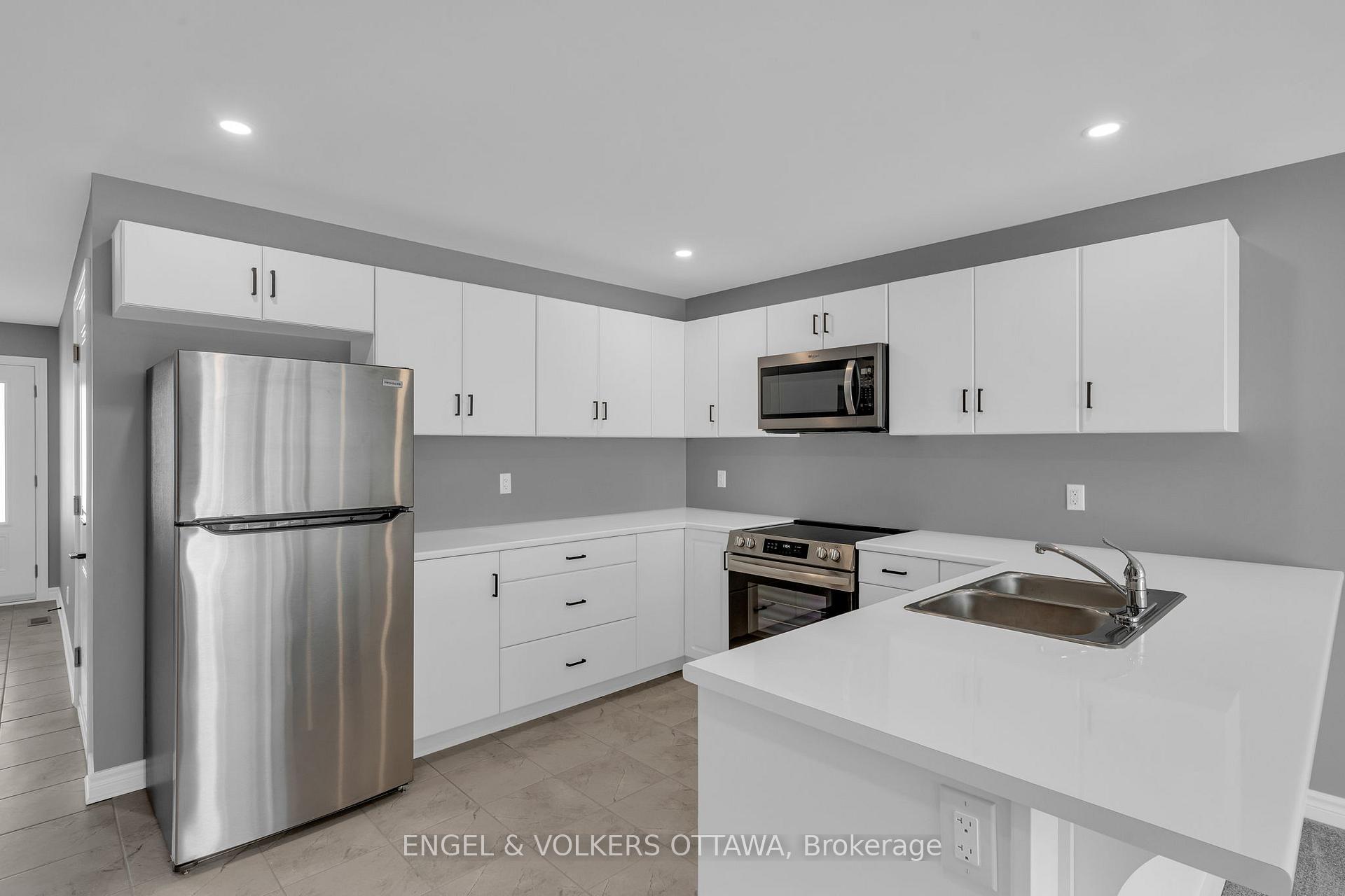Photo 4 of 102 Seabert Drive, Arnprior, Arnprior — HOMEH