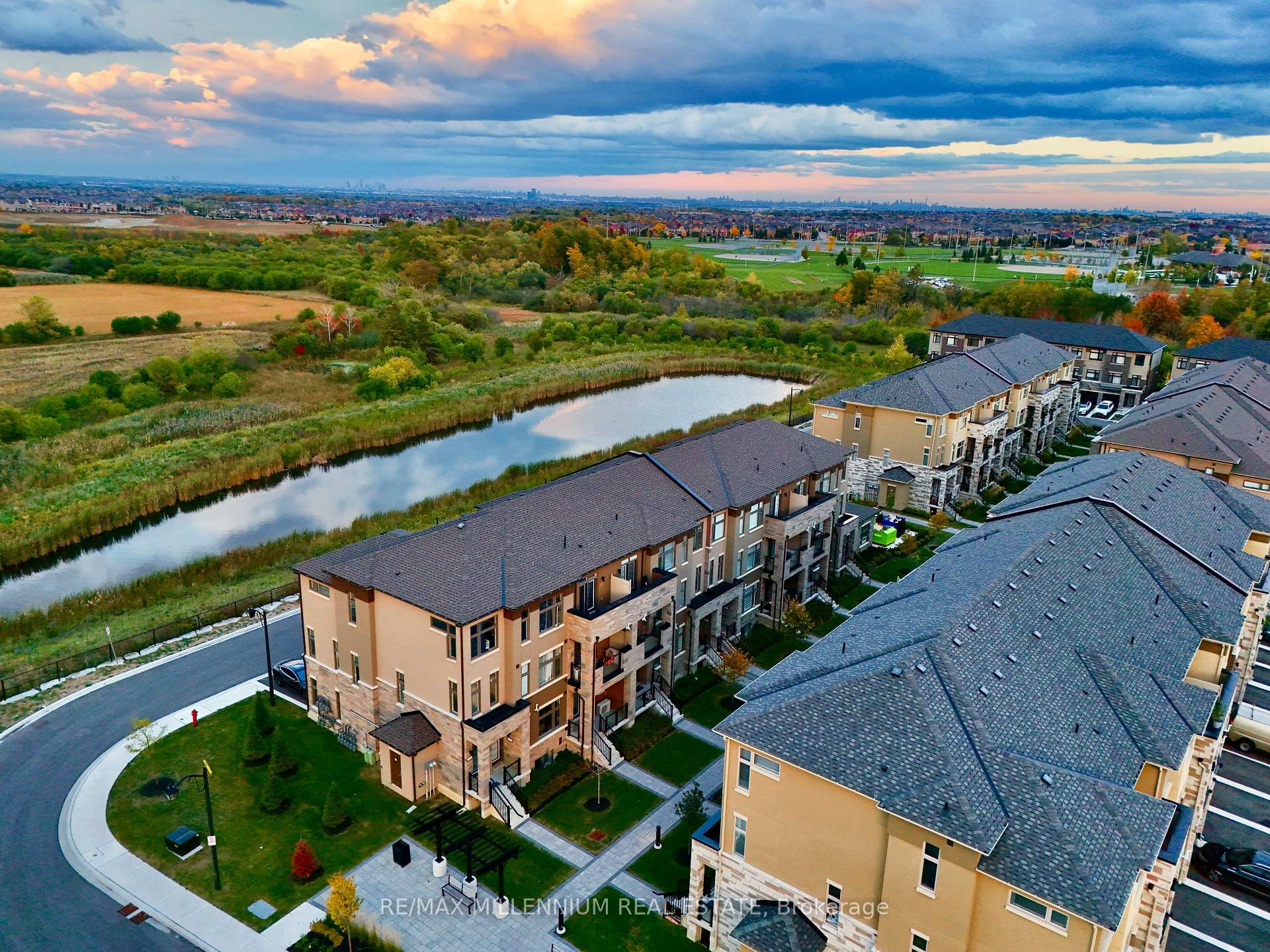 Photo 8 of Unit 21, 45 Fieldridge Crescent, Brampton, Sandringham-Wellington North — HOMEH