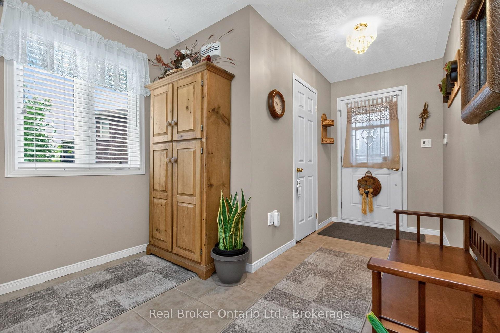 Photo 5 of 140 Southwinds Crescent, Midland — HOMEH