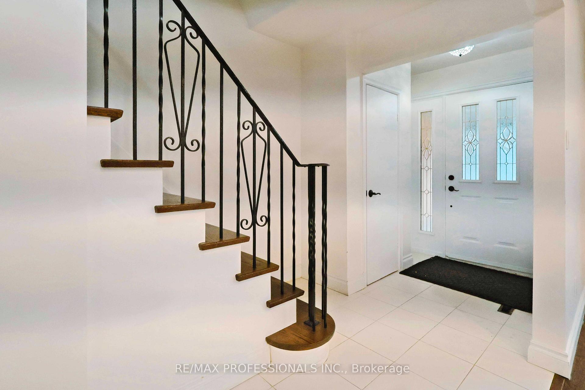 Photo 3 of 109 Botfield Avenue, Etobicoke, Islington-City Centre West — HOMEH