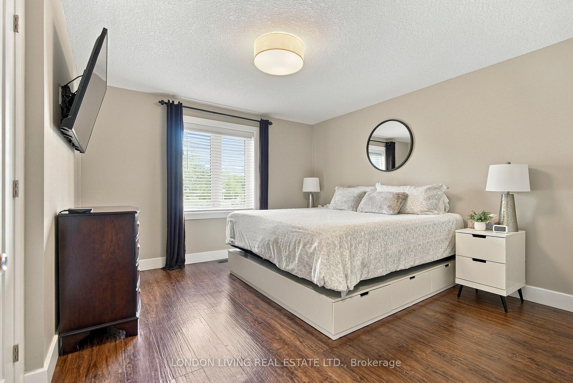 Photo 10 of 757 Nadine Avenue, London, South R — HOMEH