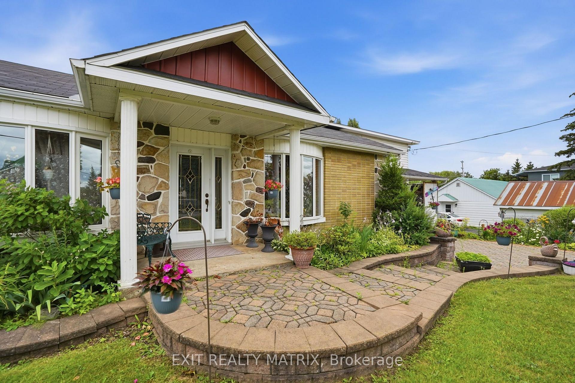 Photo 3 of 1055 Victoria Street, Champlain, L'Orignal — HOMEH