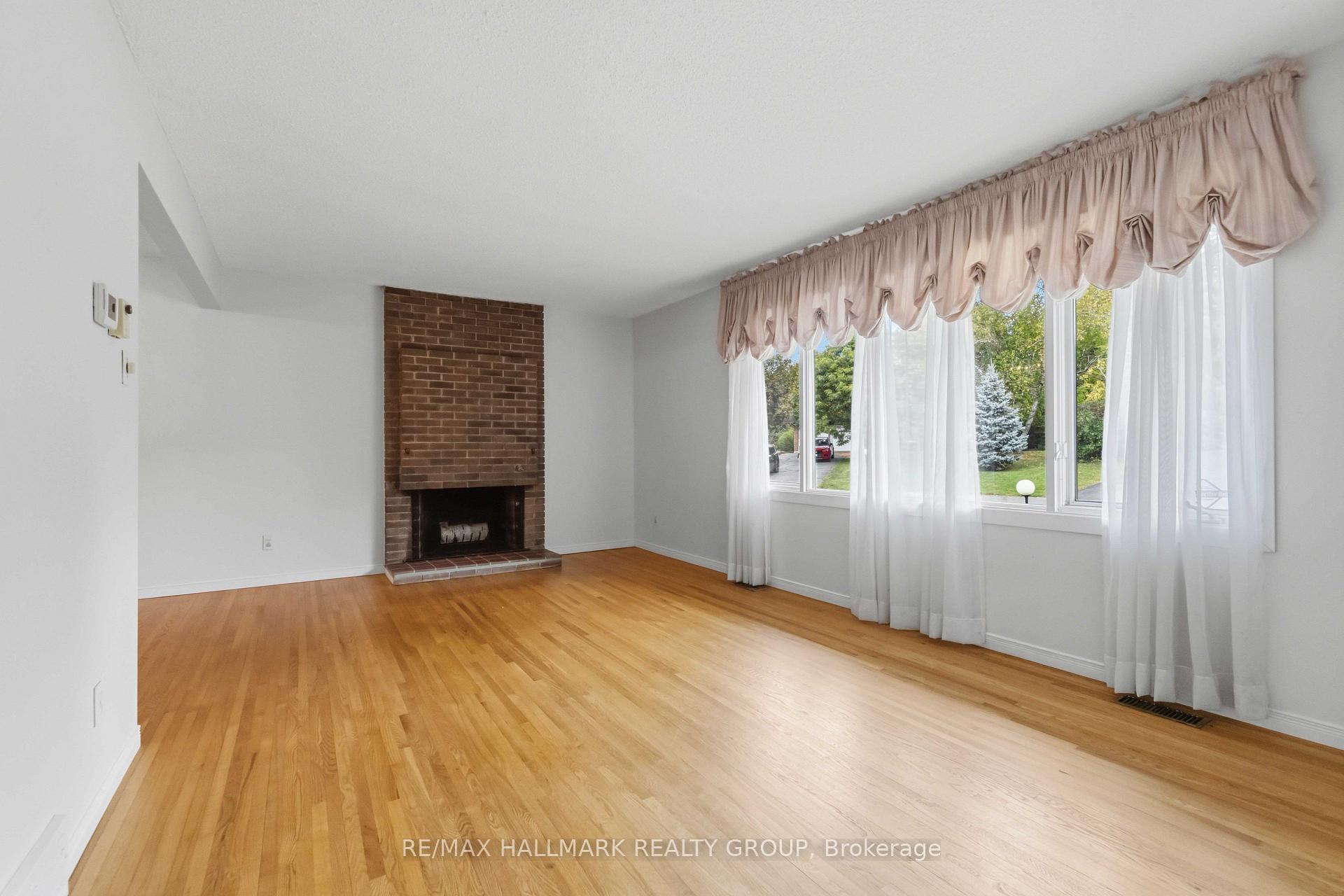 Photo 5 of 3 Sandwell Crescent, Ottawa, Kanata - Beaverbrook — HOMEH