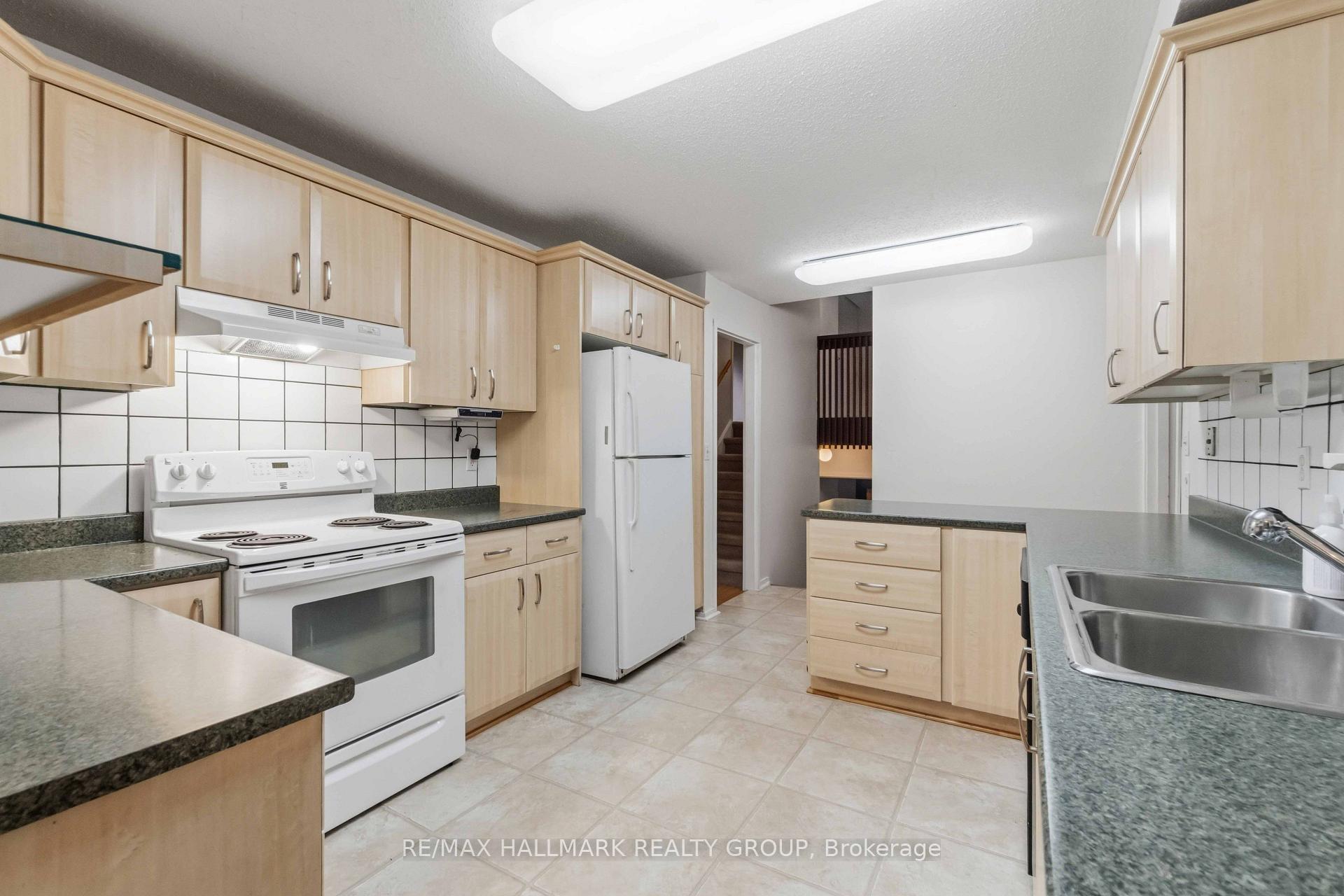 Photo 10 of 3 Sandwell Crescent, Ottawa, Kanata - Beaverbrook — HOMEH