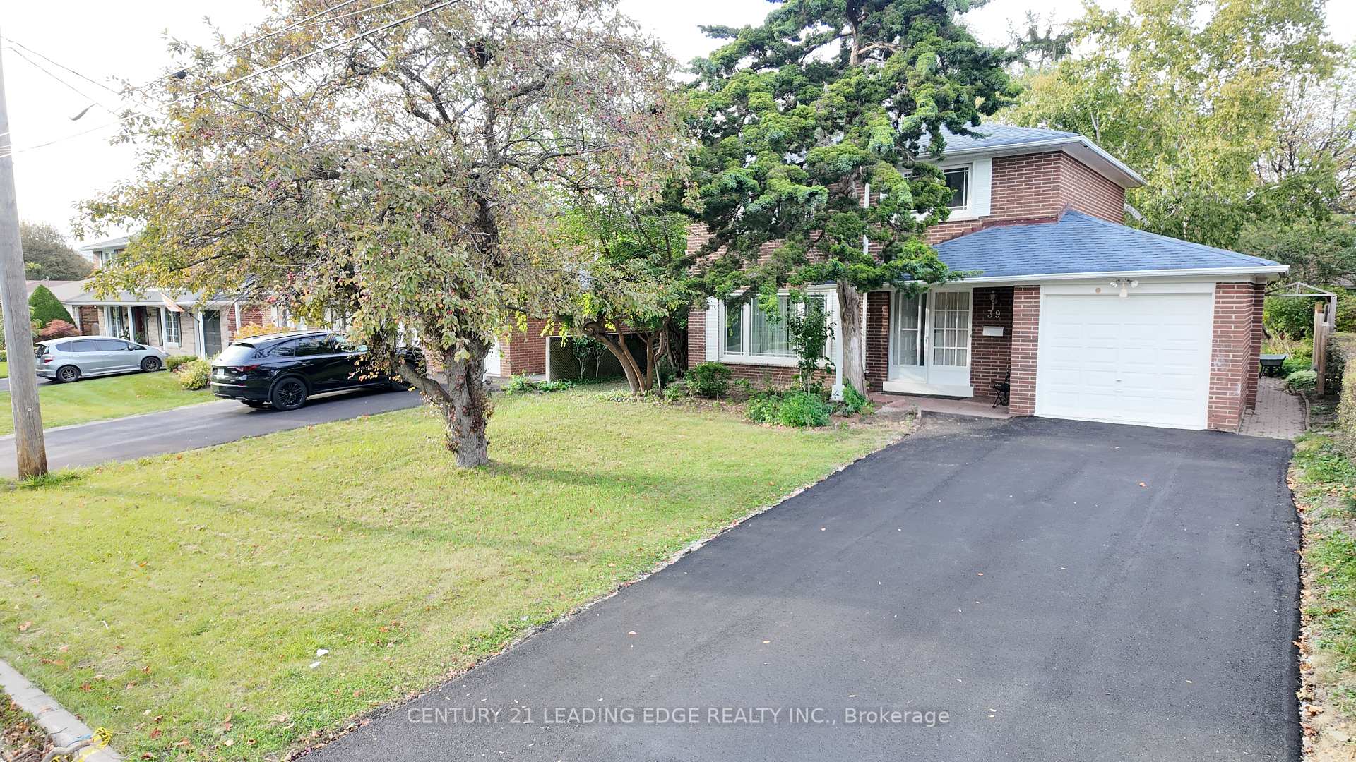 Photo 2 of 39 Waddington Crescent, North York, Don Valley Village — HOMEH