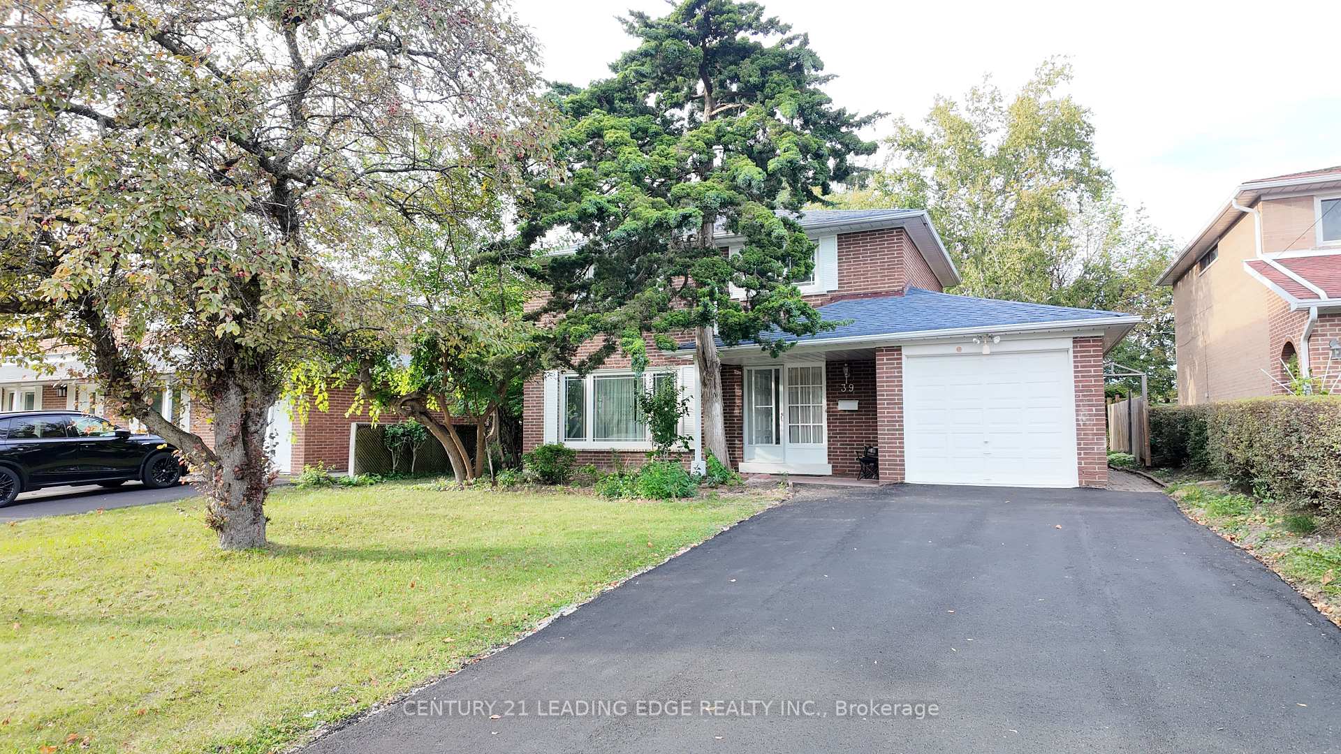 Photo 4 of 39 Waddington Crescent, North York, Don Valley Village — HOMEH
