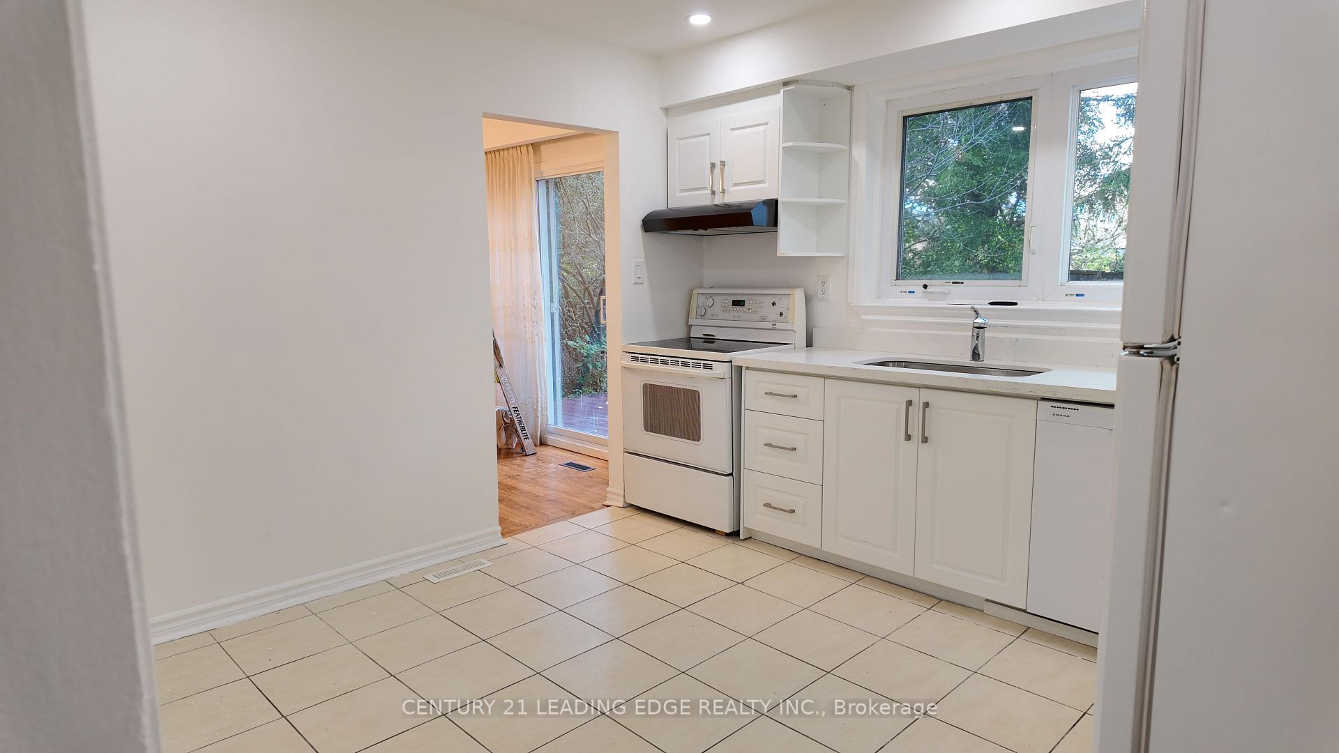 Photo 6 of 39 Waddington Crescent, North York, Don Valley Village — HOMEH