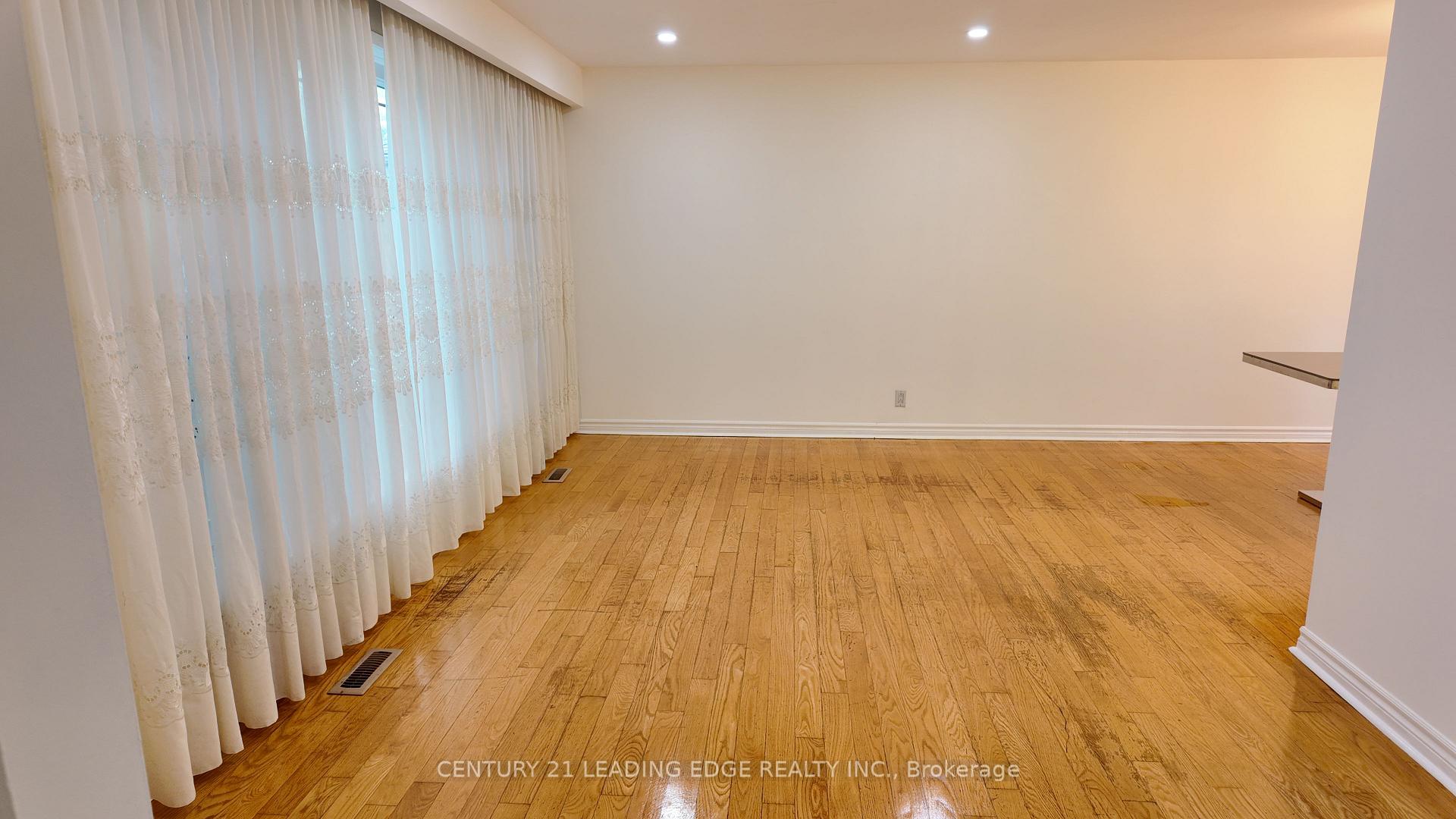 Photo 12 of 39 Waddington Crescent, North York, Don Valley Village — HOMEH