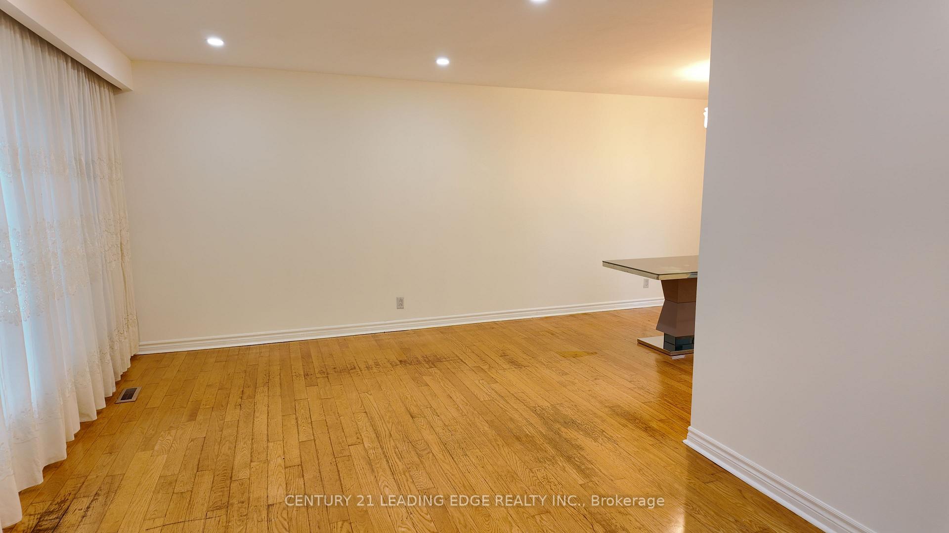 Photo 13 of 39 Waddington Crescent, North York, Don Valley Village — HOMEH