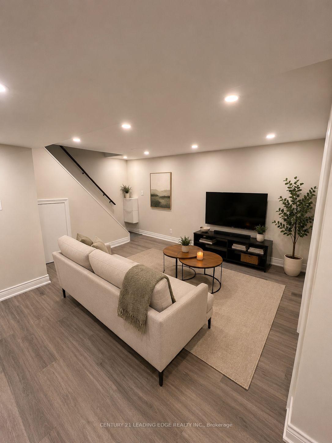 Photo 40 of 39 Waddington Crescent, North York, Don Valley Village — HOMEH