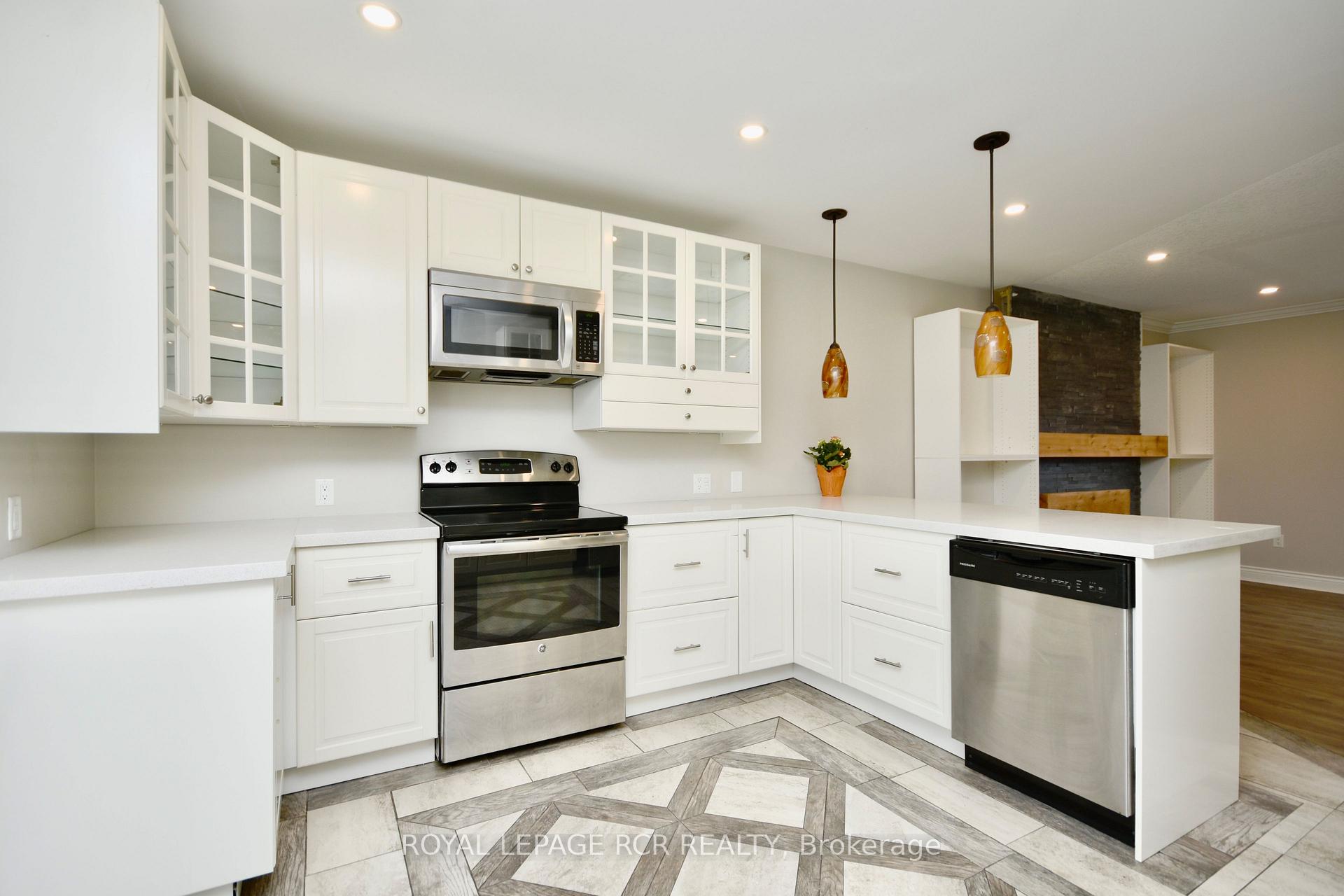 Photo 3 of 52 Drury Lane, Barrie, Wellington — HOMEH