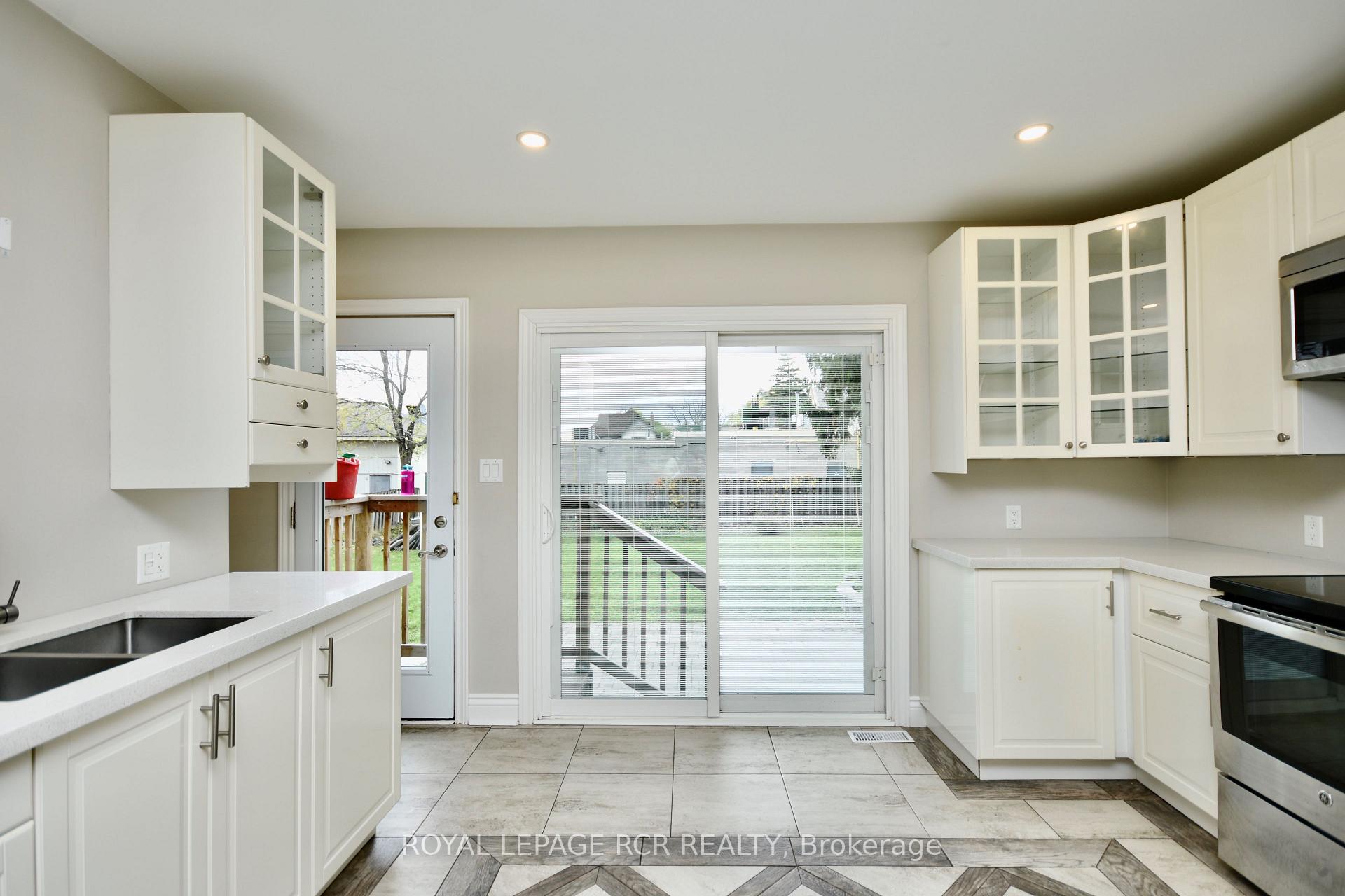 Photo 4 of 52 Drury Lane, Barrie, Wellington — HOMEH