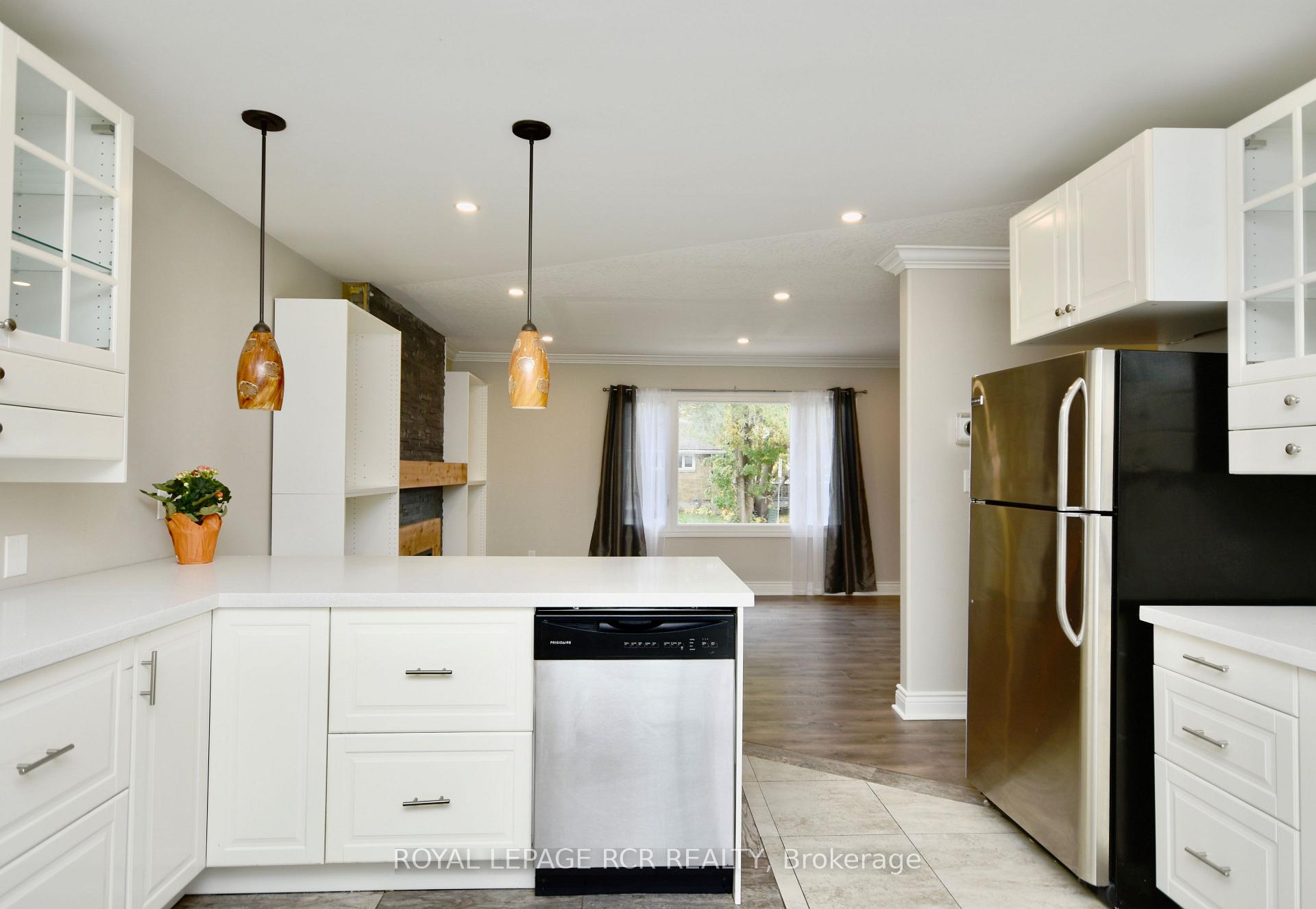 Photo 5 of 52 Drury Lane, Barrie, Wellington — HOMEH