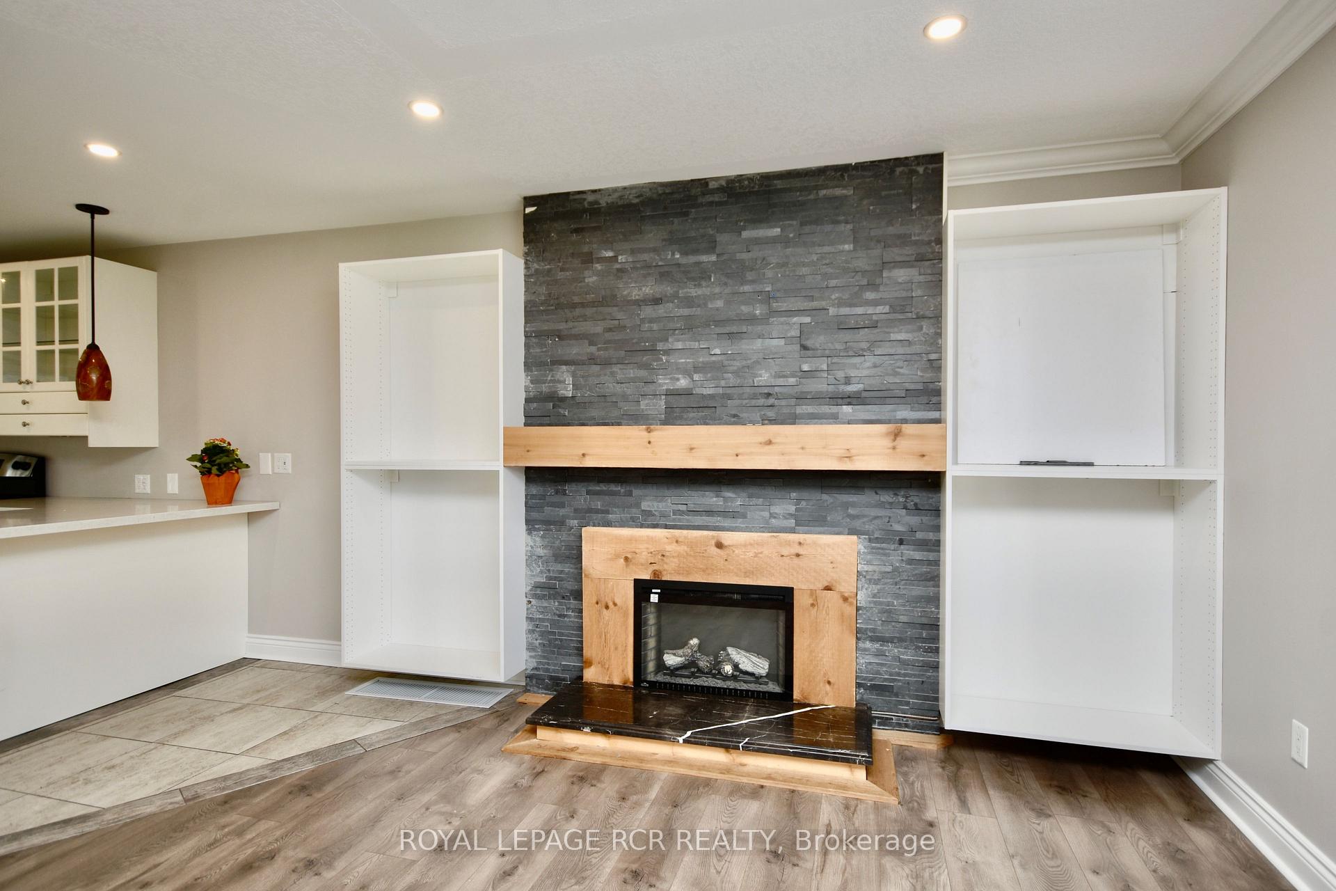 Photo 9 of 52 Drury Lane, Barrie, Wellington — HOMEH