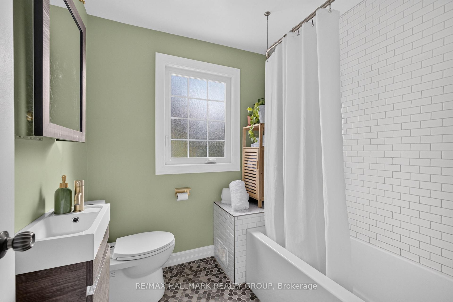 Photo 18 of 1246 Summerville Avenue, Ottawa, Carlington — HOMEH