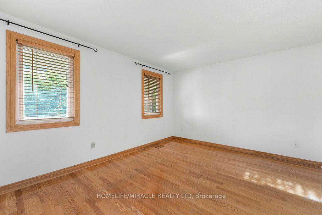 Photo 3 of 2033 Simcoe Street N, Oshawa, Samac — HOMEH