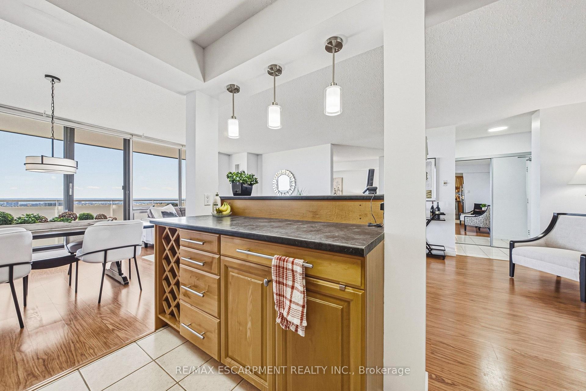 Photo 10 of Unit 1105, 2055 Upper Middle Road, Burlington, Brant Hills — HOMEH