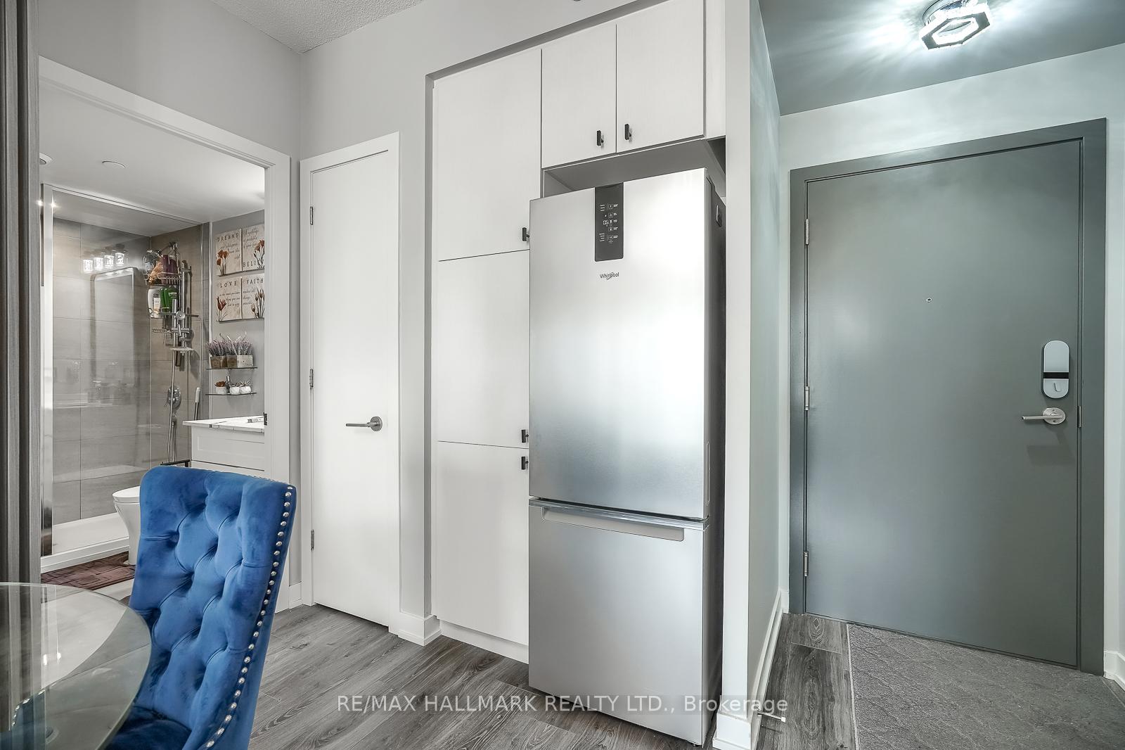 Photo 6 of Unit 421, 9 Tecumseth Street, Toronto, Niagara — HOMEH