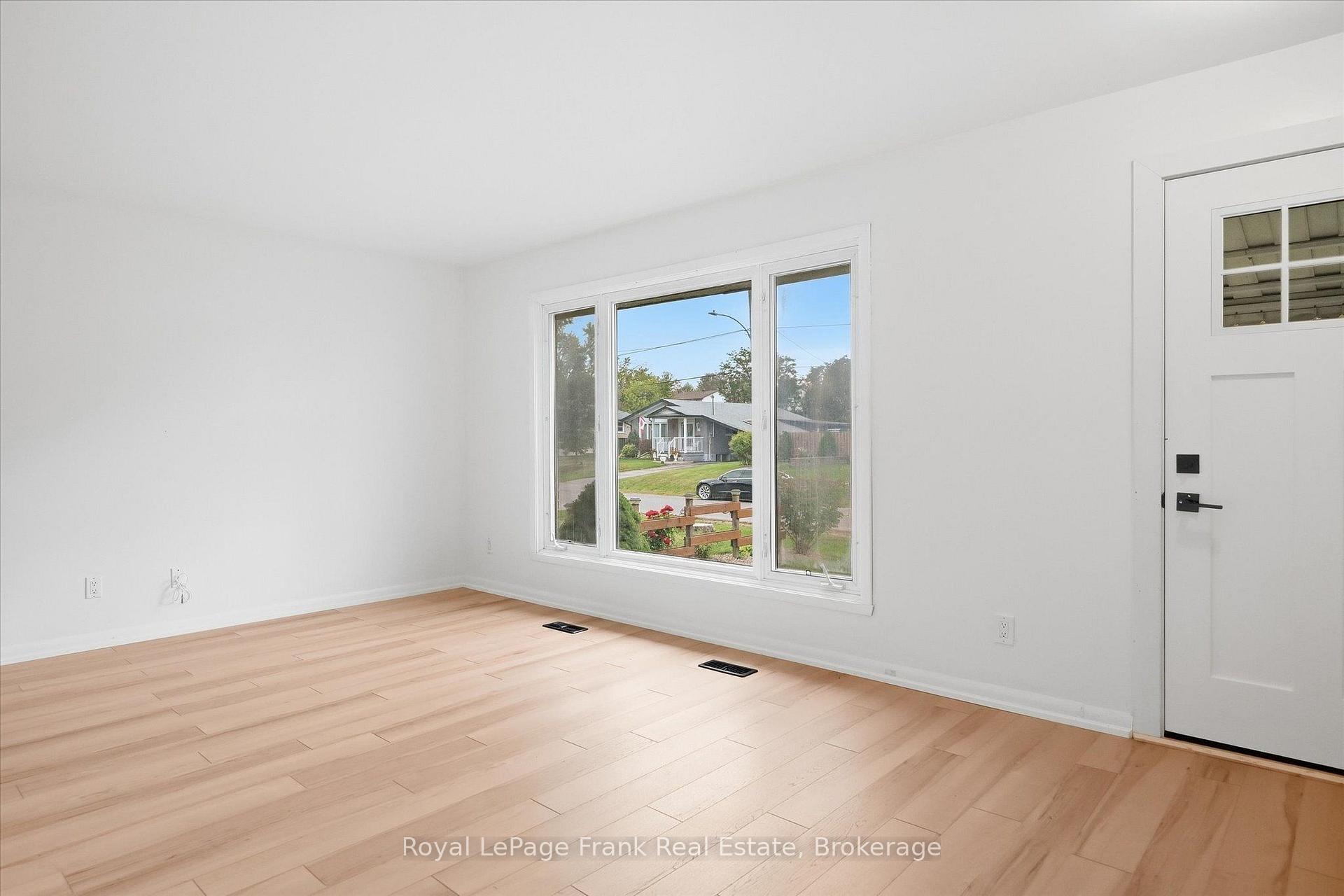Photo 3 of 19 Daleview Avenue, Peterborough, Monaghan Ward 2 — HOMEH