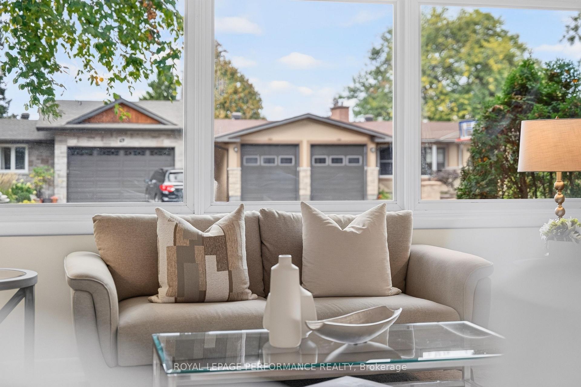 Photo 10 of 21 Millbrook Crescent, Ottawa, City View/Skyline/Fisher Heights/Parkwood Hills — HOMEH