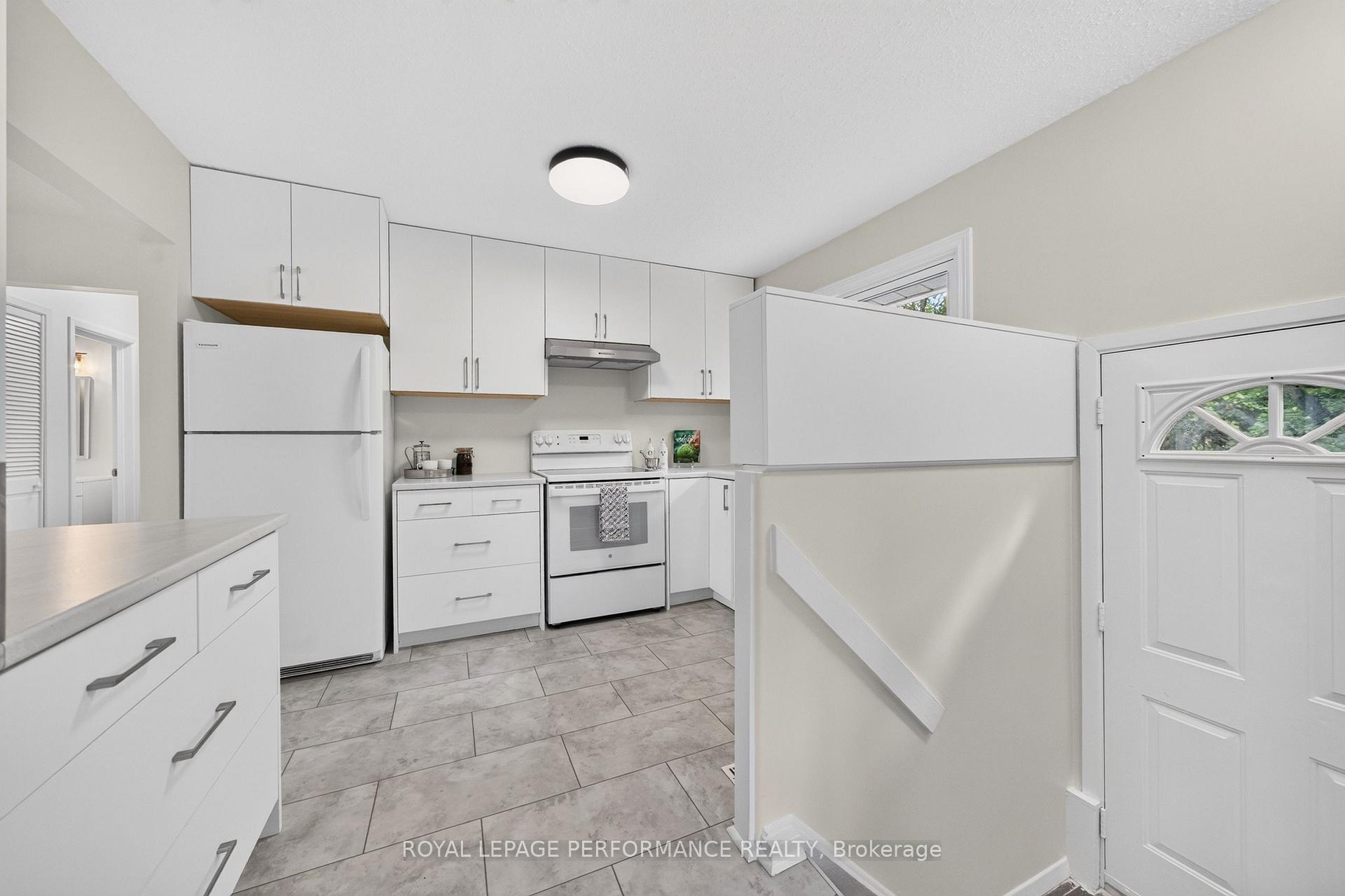 Photo 15 of 21 Millbrook Crescent, Ottawa, City View/Skyline/Fisher Heights/Parkwood Hills — HOMEH