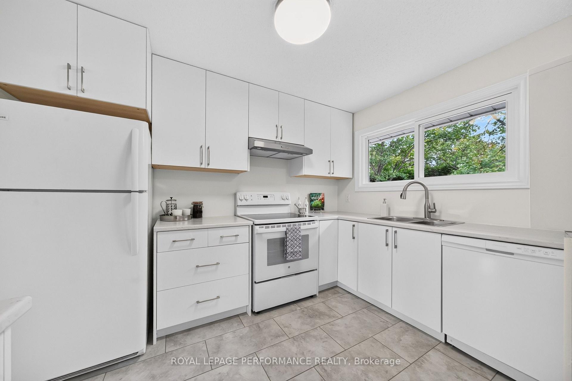 Photo 16 of 21 Millbrook Crescent, Ottawa, City View/Skyline/Fisher Heights/Parkwood Hills — HOMEH