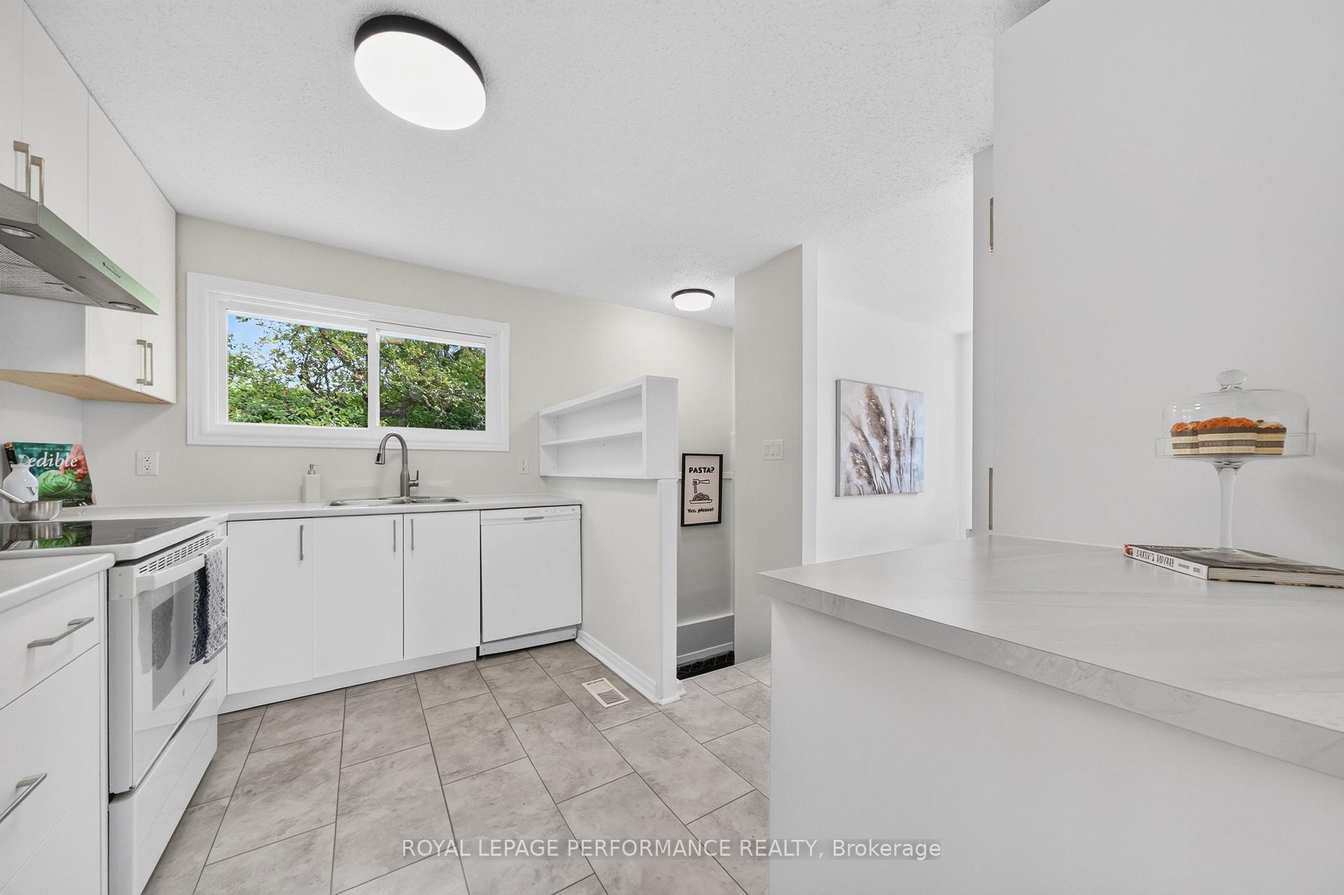 Photo 17 of 21 Millbrook Crescent, Ottawa, City View/Skyline/Fisher Heights/Parkwood Hills — HOMEH
