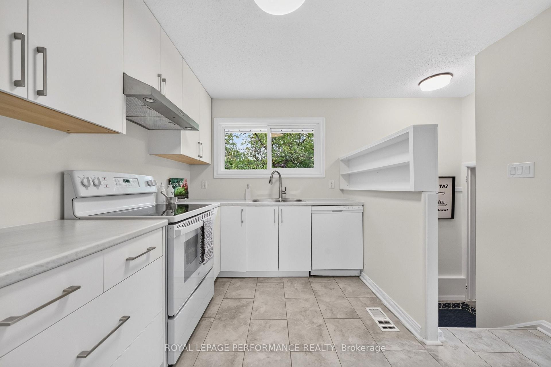 Photo 18 of 21 Millbrook Crescent, Ottawa, City View/Skyline/Fisher Heights/Parkwood Hills — HOMEH