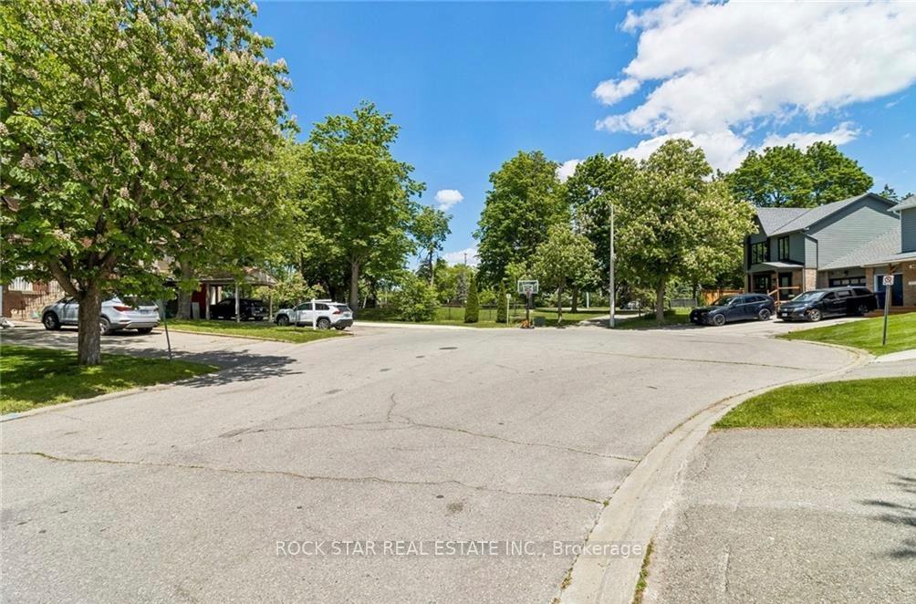 Photo 4 of 32 Lansing Square, Brampton, Heart Lake West — HOMEH