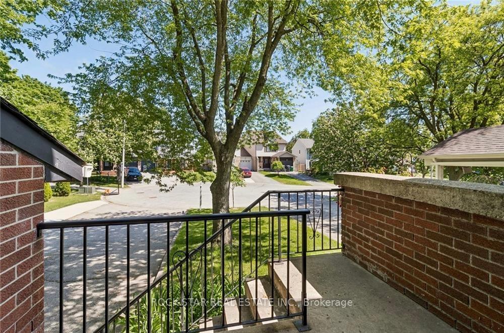 Photo 5 of 32 Lansing Square, Brampton, Heart Lake West — HOMEH