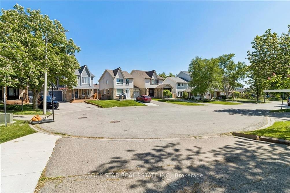 Photo 6 of 32 Lansing Square, Brampton, Heart Lake West — HOMEH