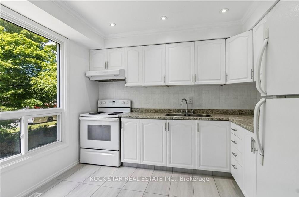 Photo 17 of 32 Lansing Square, Brampton, Heart Lake West — HOMEH