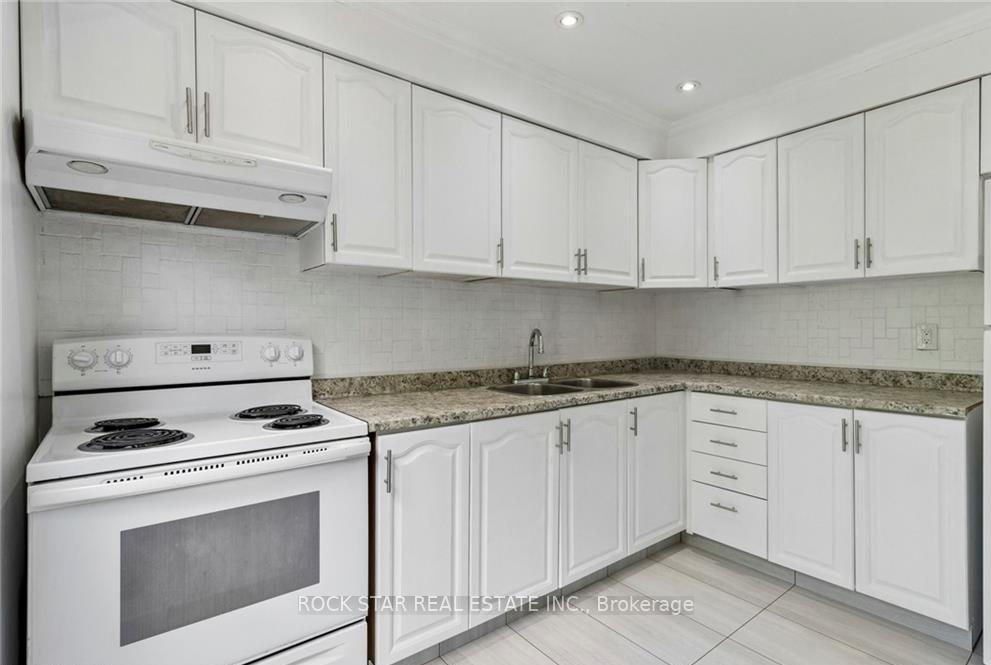 Photo 19 of 32 Lansing Square, Brampton, Heart Lake West — HOMEH