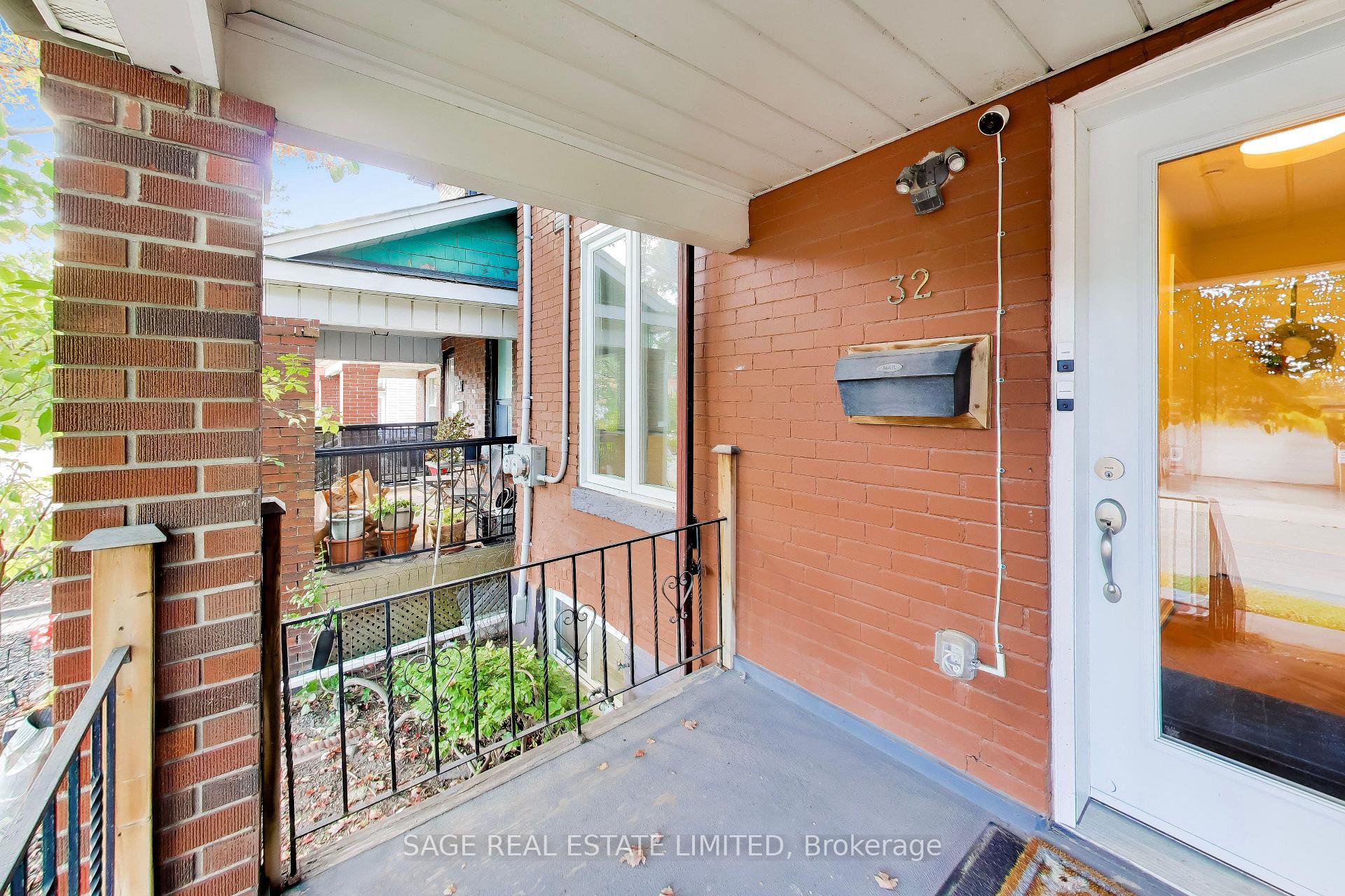 Photo 4 of Unit Main, 32 Castleton Avenue, Toronto, Rockcliffe-Smythe — HOMEH