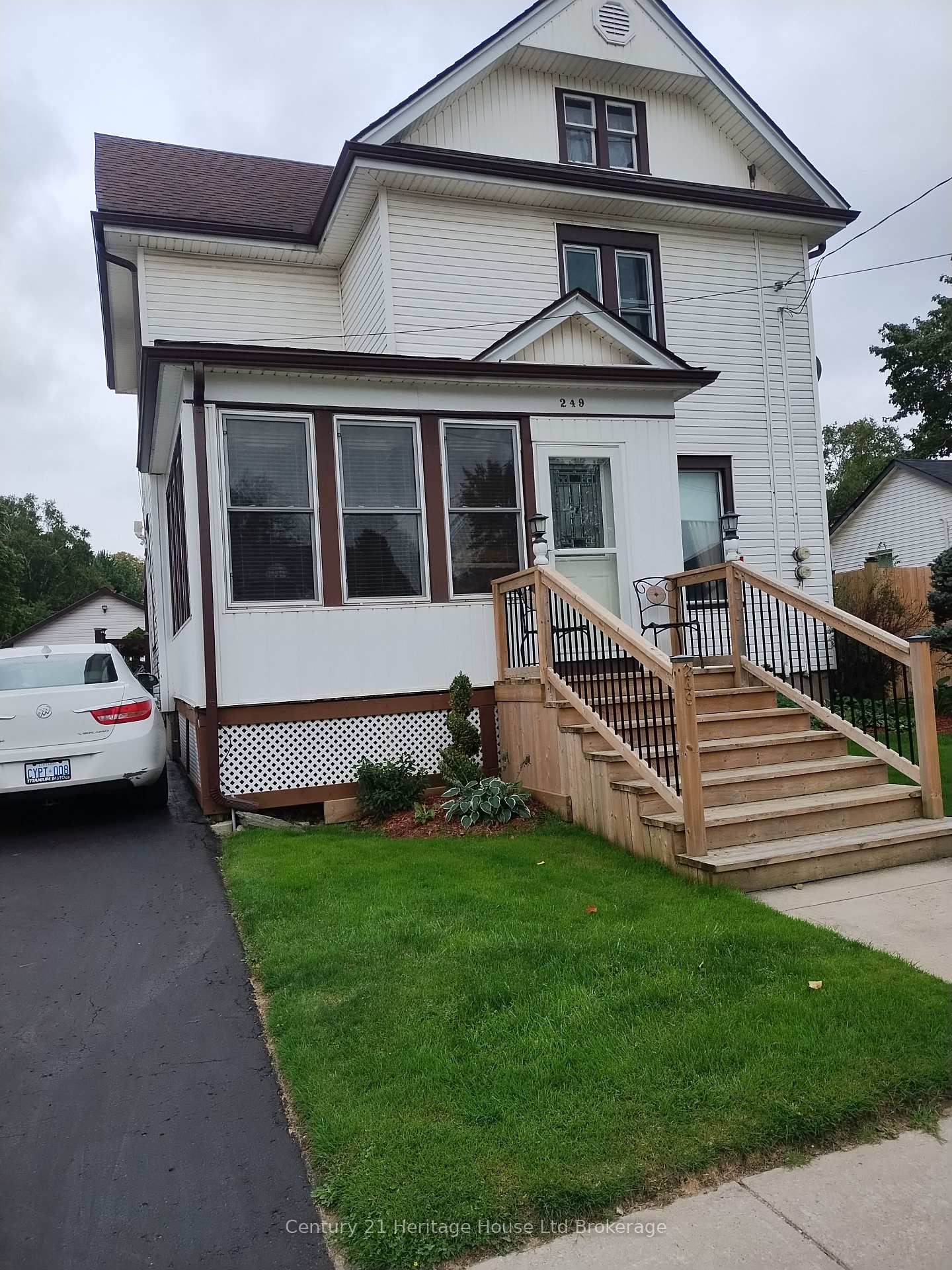 Photo of 249 King Street W
