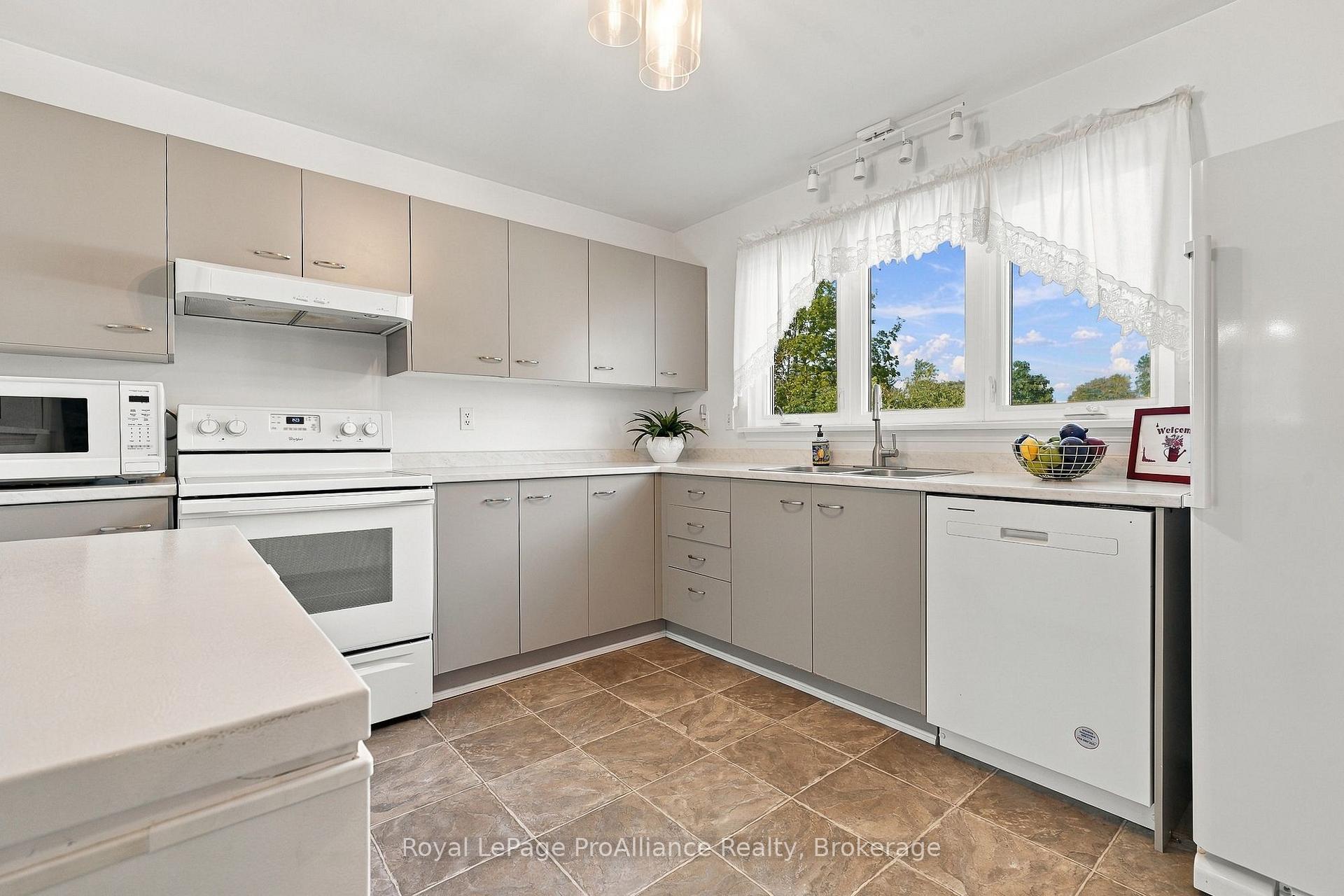 Photo 4 of Unit 10, 179 Herchimer Avenue, Belleville, Belleville Ward — HOMEH