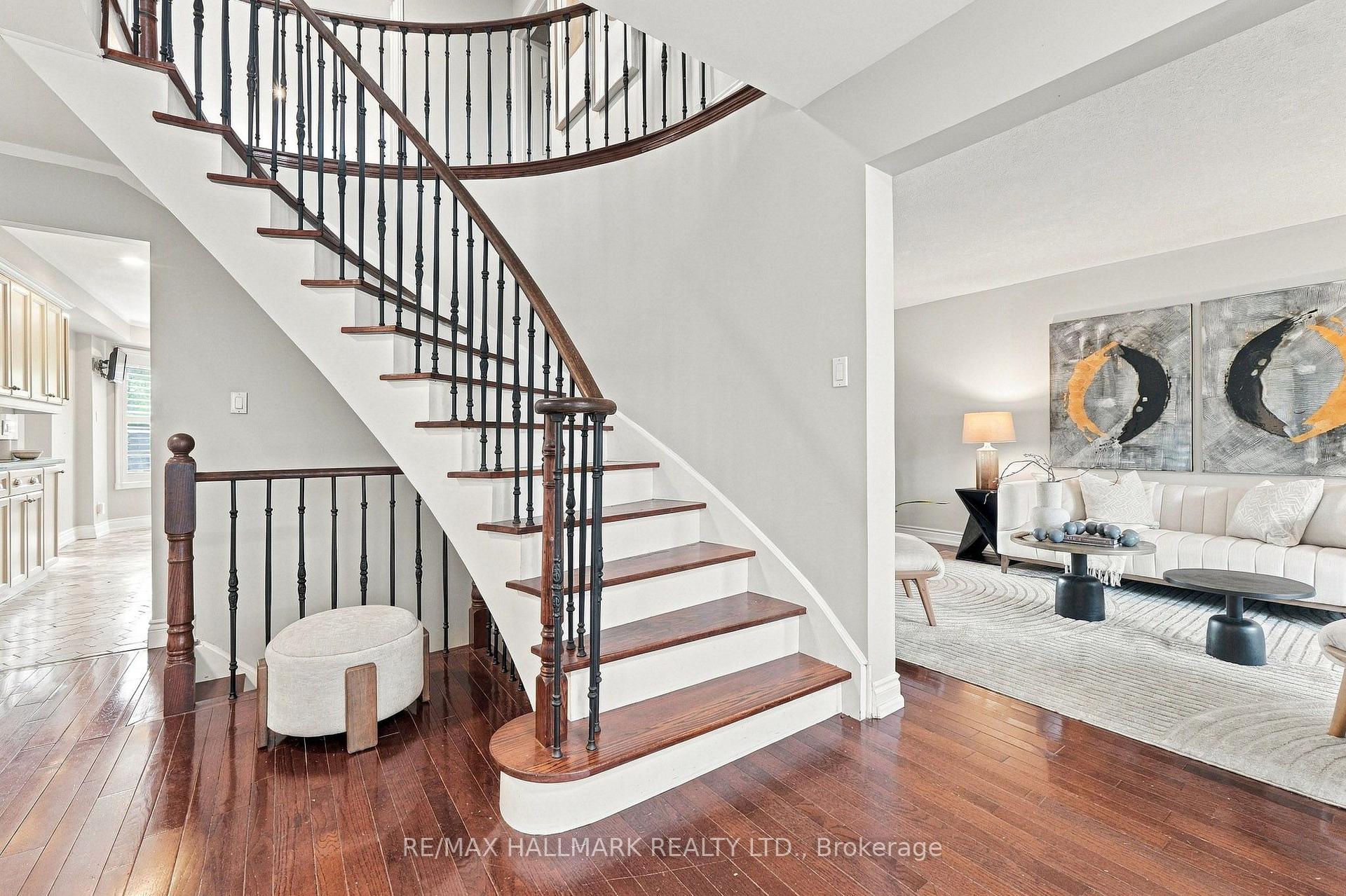 Photo 2 of 1246 Winterbourne Drive, Oakville, Clearview — HOMEH