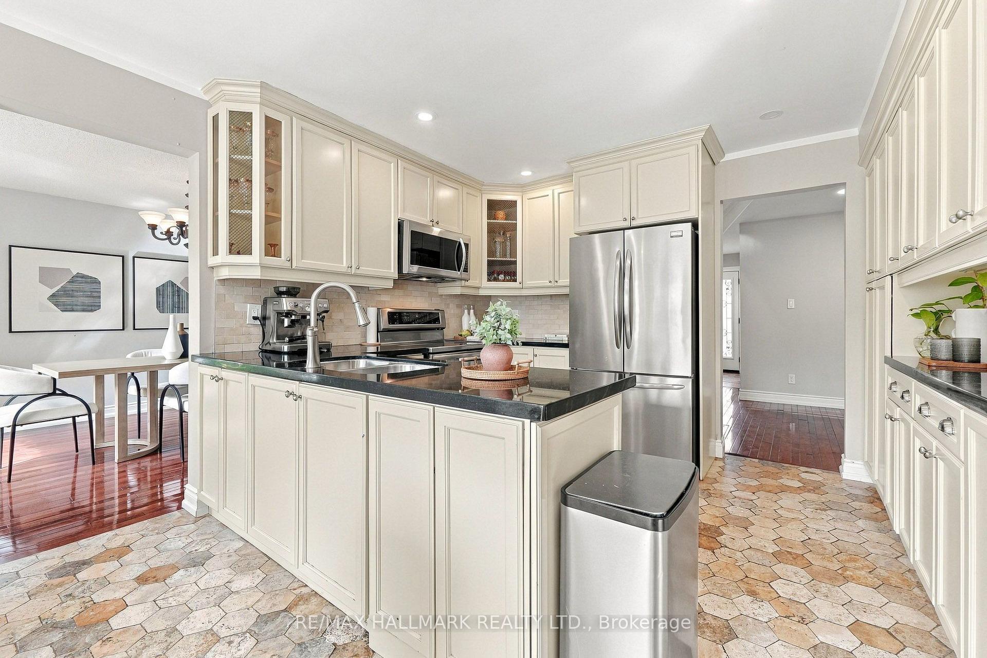 Photo 7 of 1246 Winterbourne Drive, Oakville, Clearview — HOMEH