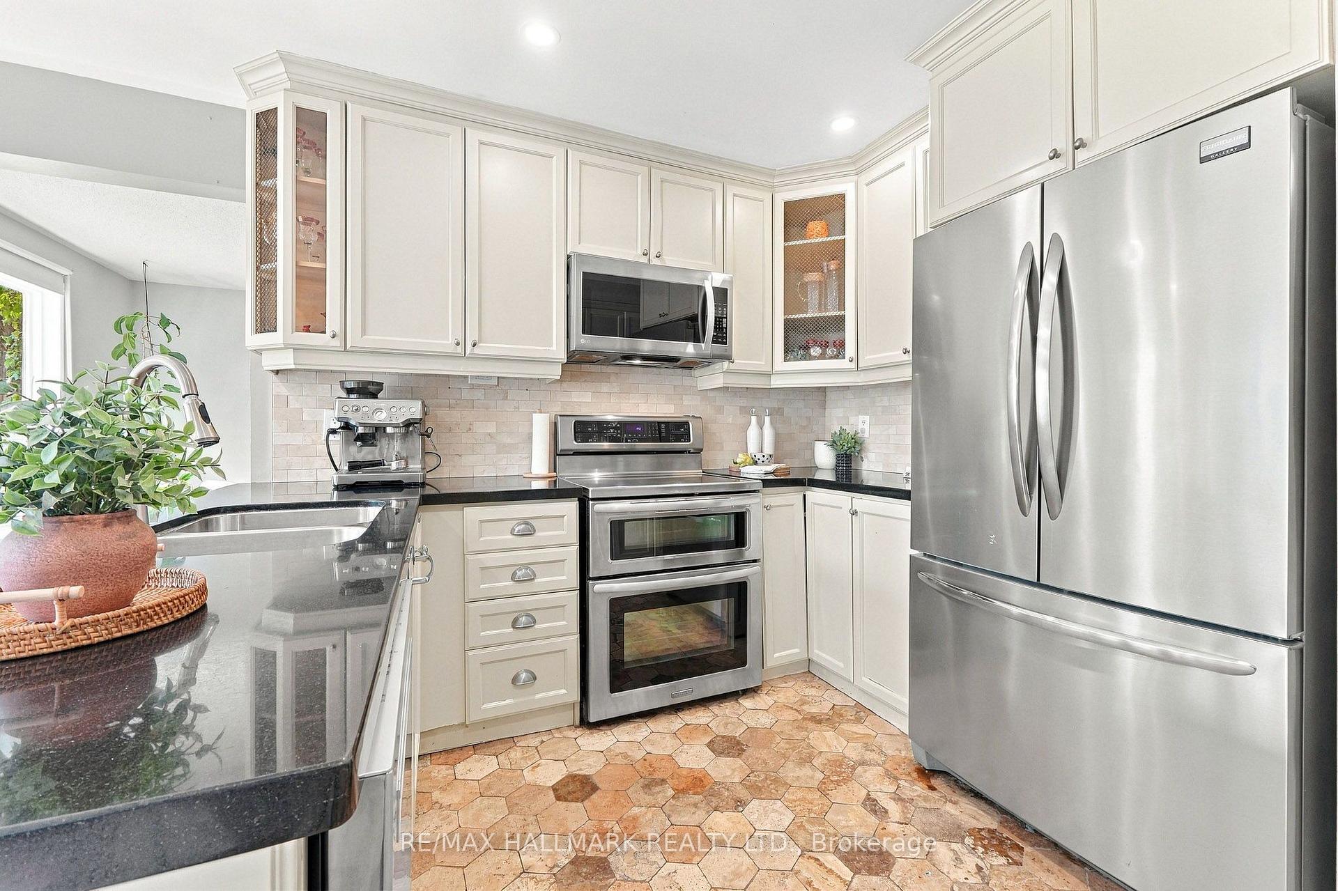Photo 8 of 1246 Winterbourne Drive, Oakville, Clearview — HOMEH